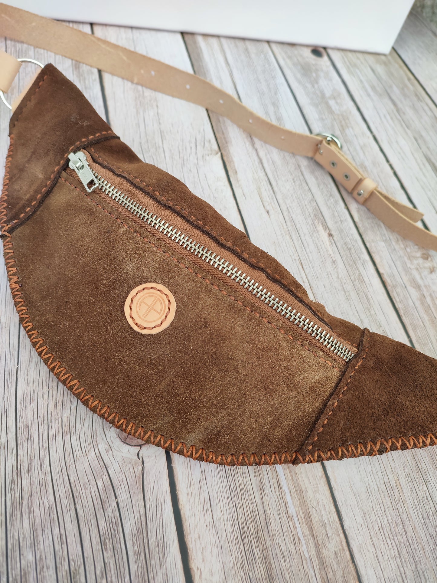 Vue gros plan de la banane fabriqué à partir de cuir de chaps avec des coutures inspirant un style cowboy.