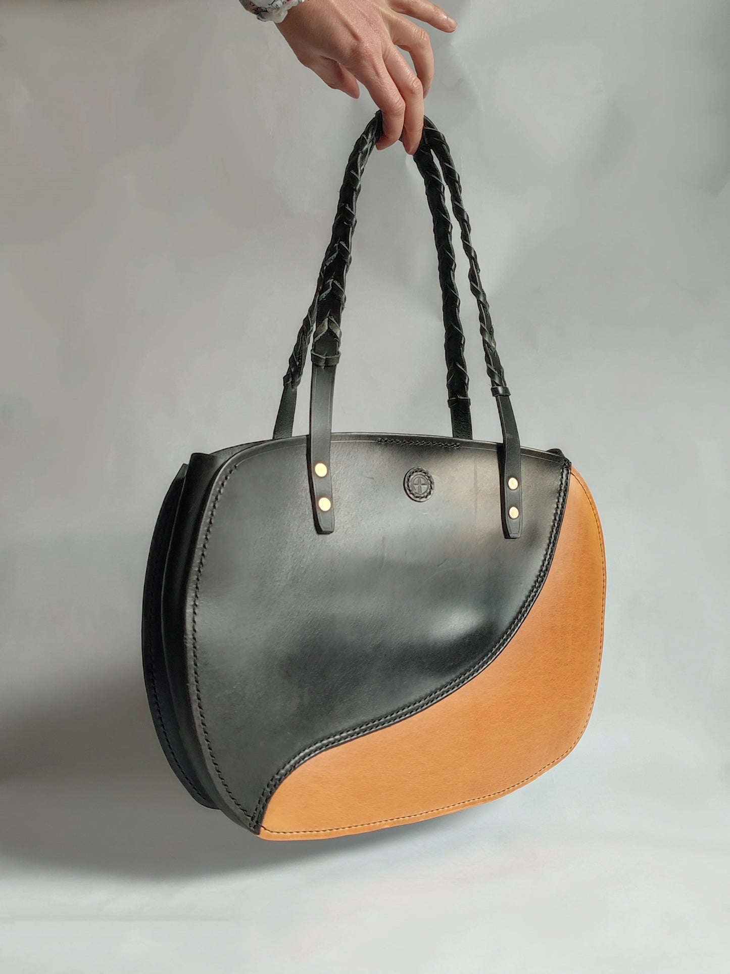 Tote bag cuir de selle - Bicolore noir/cognac - Rênes tressées - Maroquinerie cavalière.