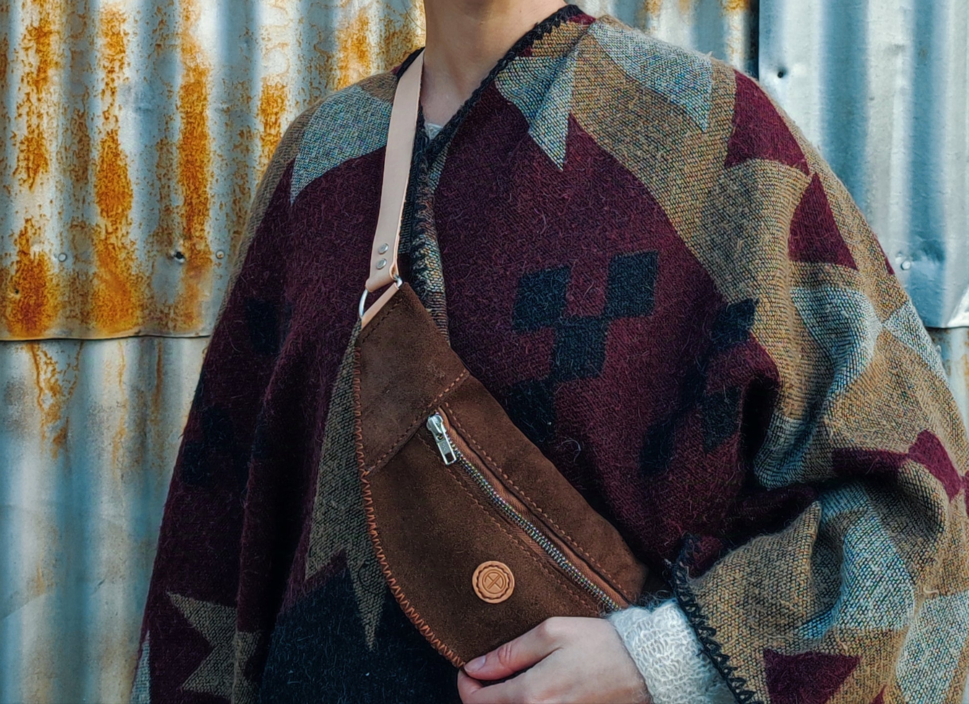 Banane en croute de cuir : upcycling d'une paire de chaps. Portée ici par la créatrice. 