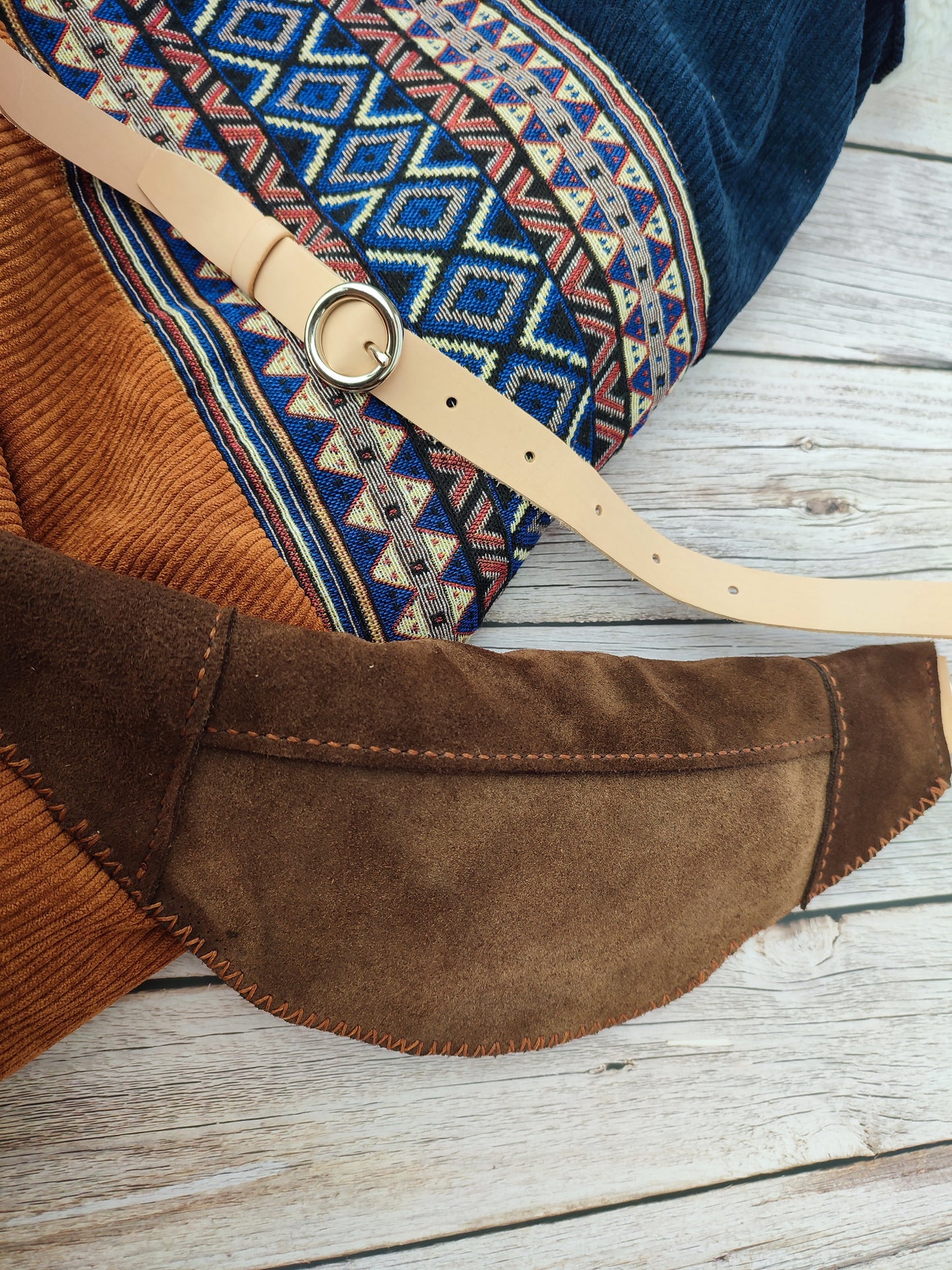 Vue arrière de la banane montrant le travail artisanal de l'ouvrage, gage d'une grande durabilité.