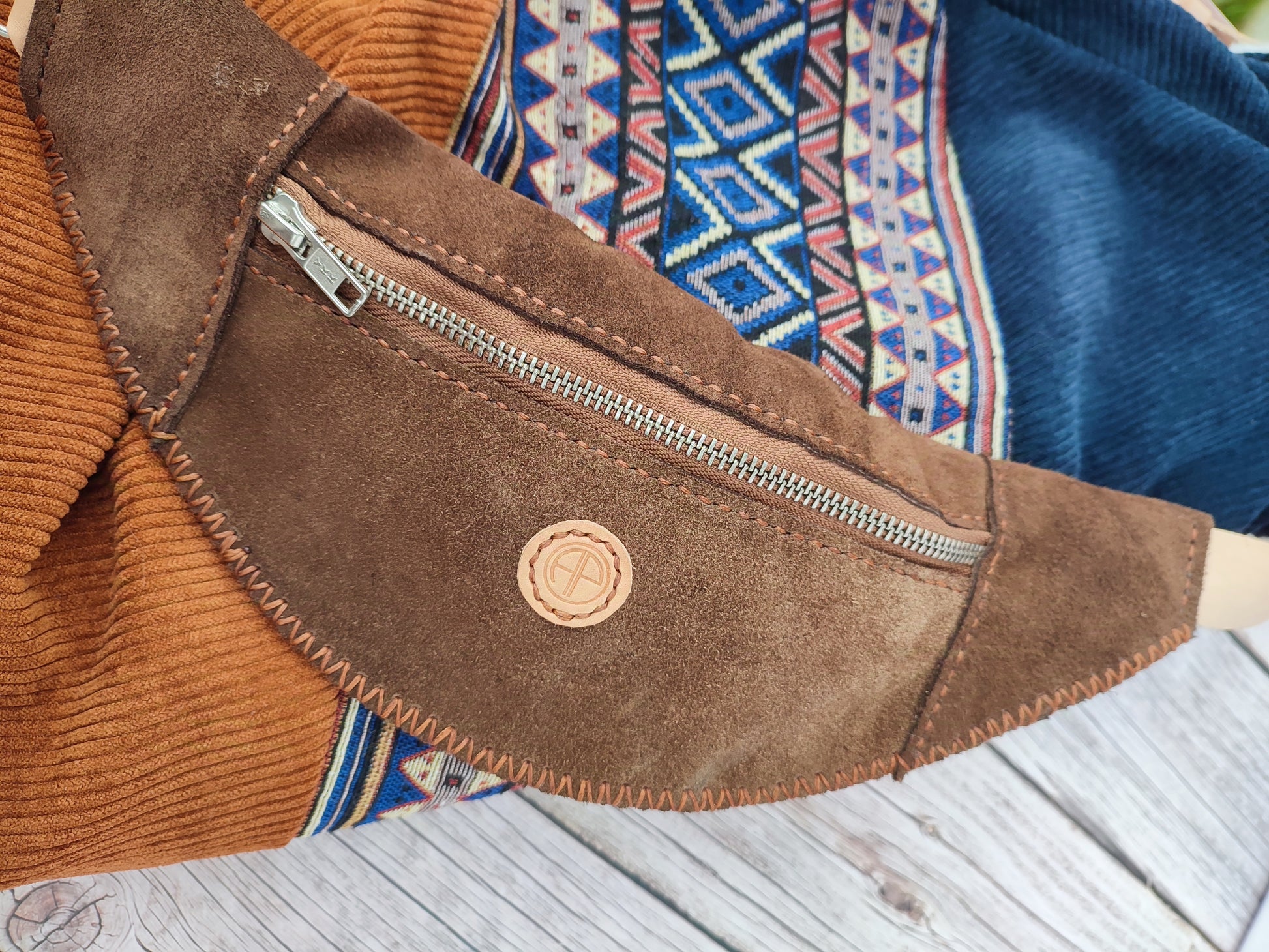 Face avant de la banane au style indien en croute de cuir marron, à la fois chic et rustique.