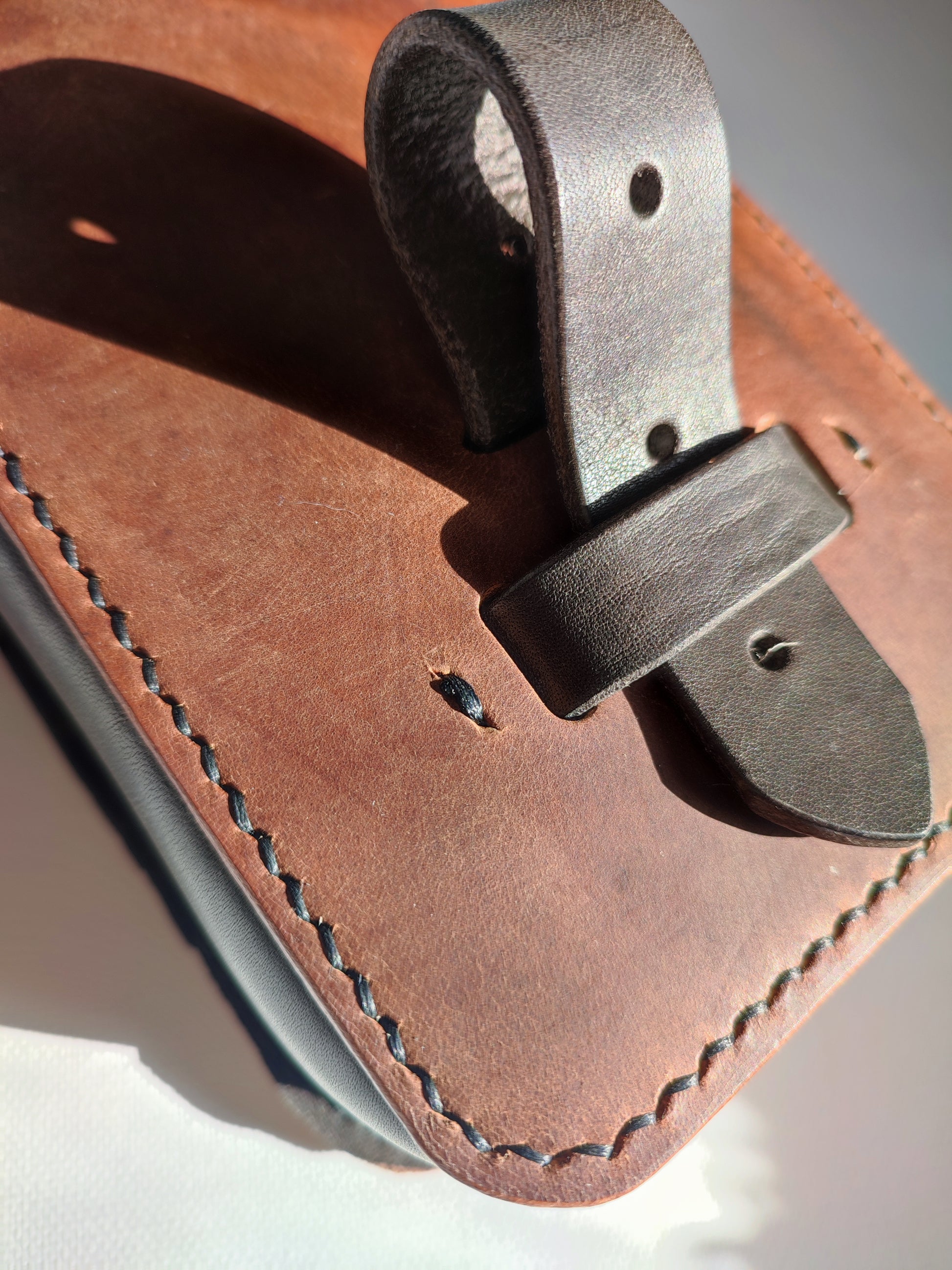 Offrez une nouvelle vie à un matériau noble. Nos sacs sont confectionnés à partir de cuir de selle recyclé, alliant ainsi élégance et éthique. Chaque pièce est unique, fruit d'un savoir-faire artisanal et d'un engagement pour une mode plus responsable.