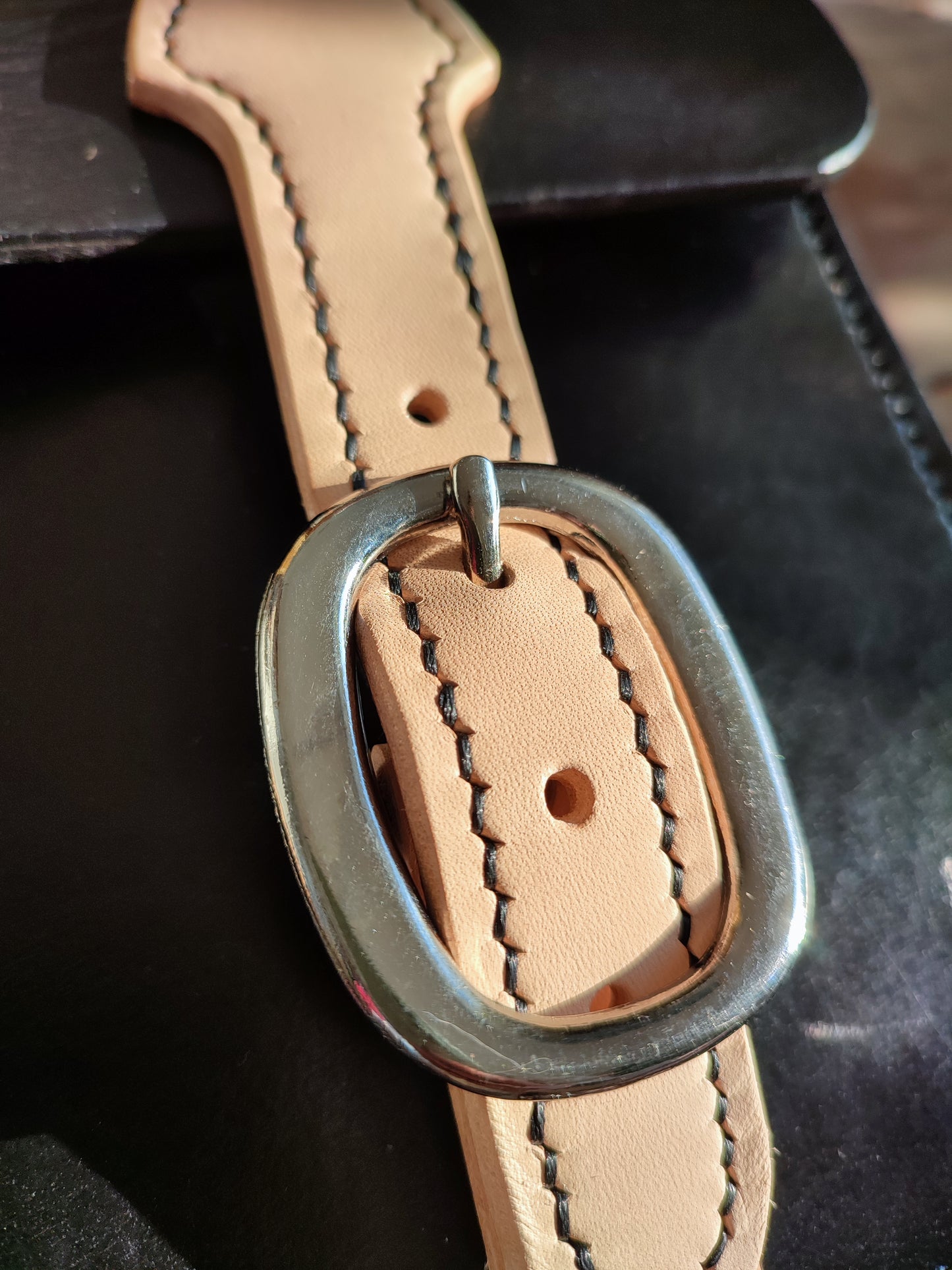 Gros plan sur la boucle du sac Grands Quartiers issu d'un licol rappelant les inspirations équestres de la créatrice Adélie POCHELU