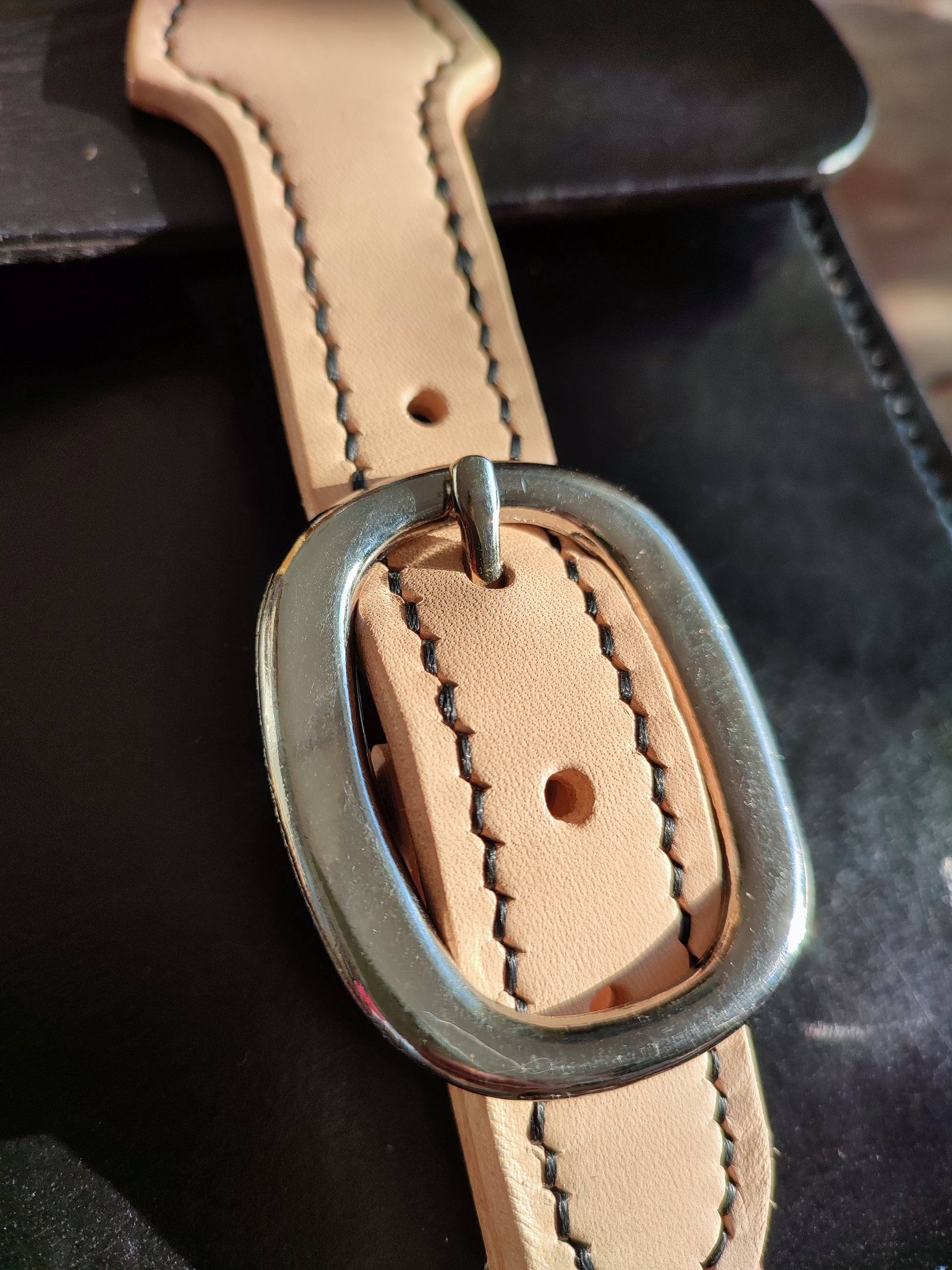 Gros plan sur la boucle du sac Grands Quartiers issu d'un licol rappelant les inspirations équestres de la créatrice Adélie POCHELU