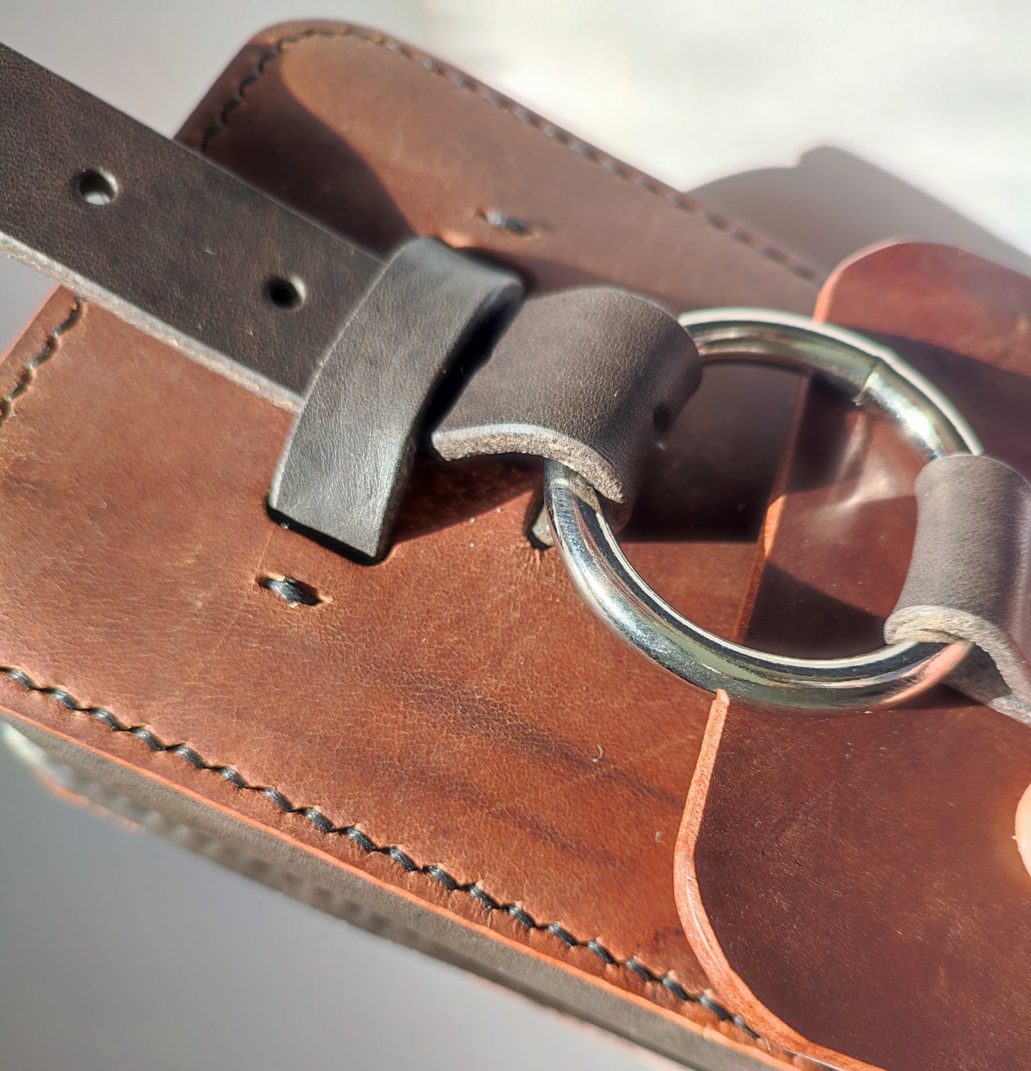 Ce sac est fabriqué à partir de cuir de selle recyclé, ce qui en fait un choix éthique et durable. Le cuir est épais et résistant, ce qui garantit la longévité du sac.