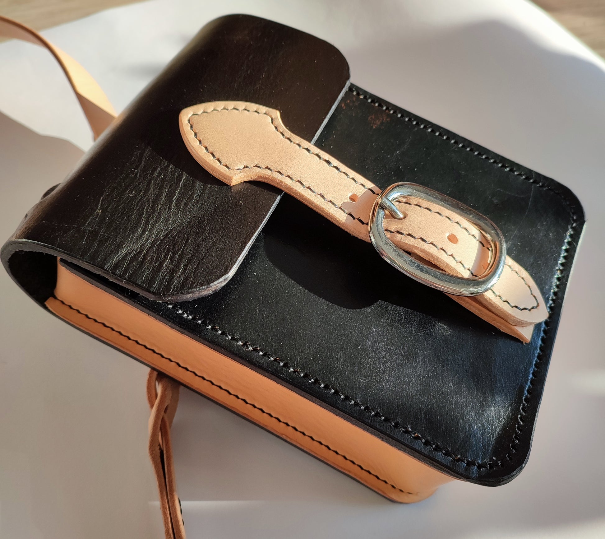 La sacoche Grands Quartiers est un des premiers sacs réalisé par AP maroquinerie. C'est un vrai ouvrage artisanal, entièrement réalisé à la main qui redonne une seconde vie à un objet inutilisable.