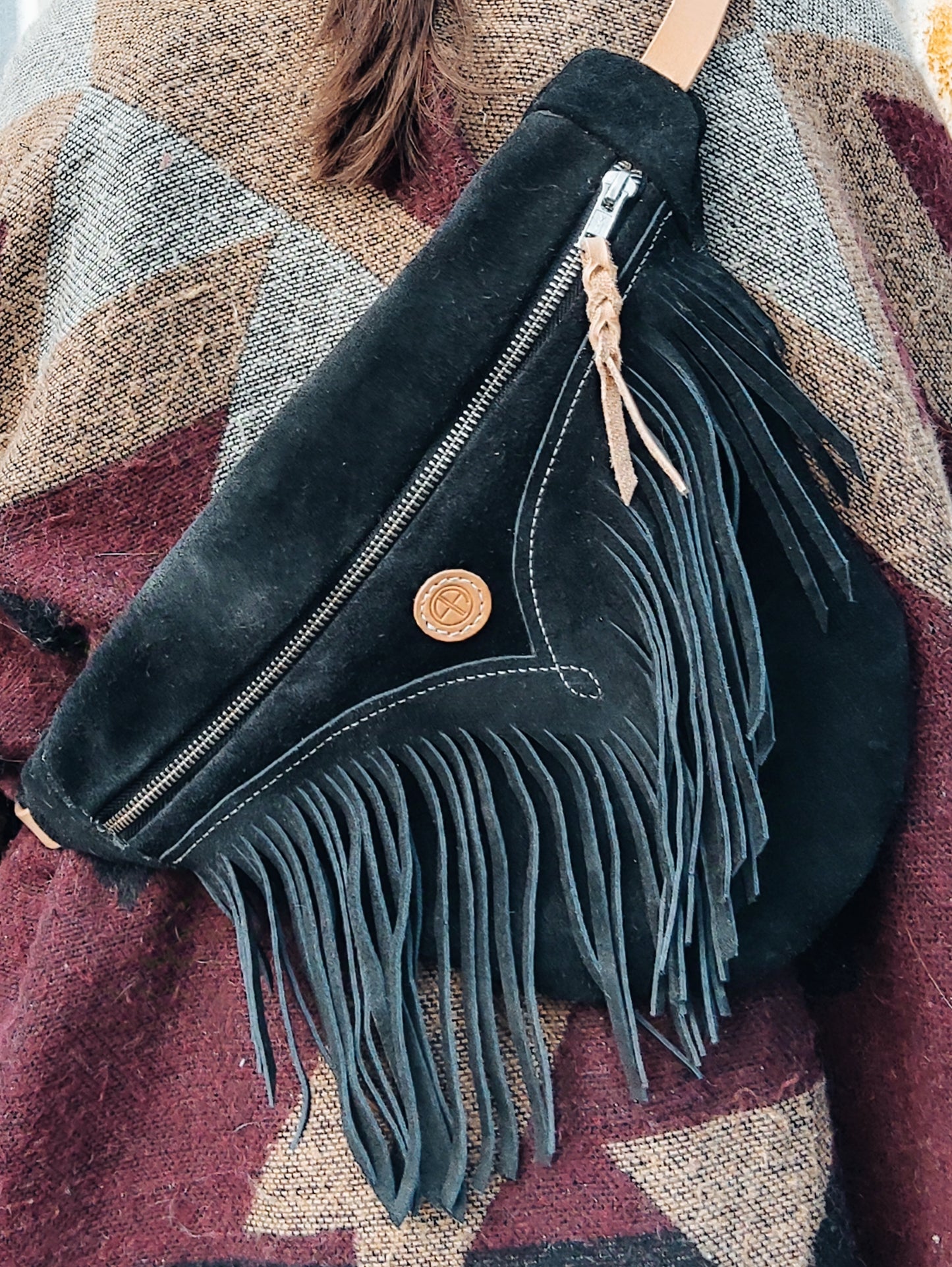 Gros plan sur le sac banane en cuir de chaps, style équestre sur une femme en ville