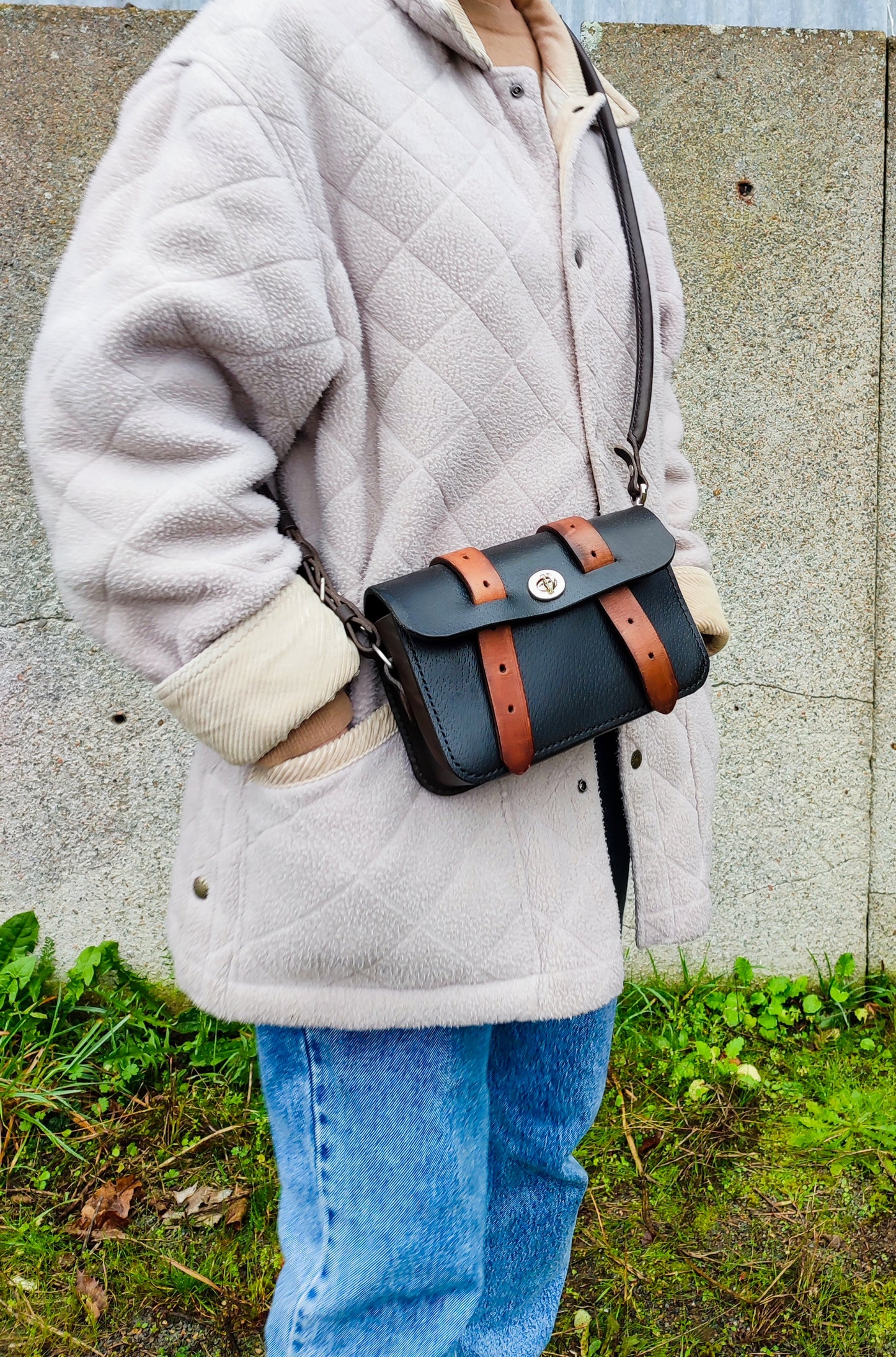 Sac besace noire - Cuir de selle d'équitation recyclé