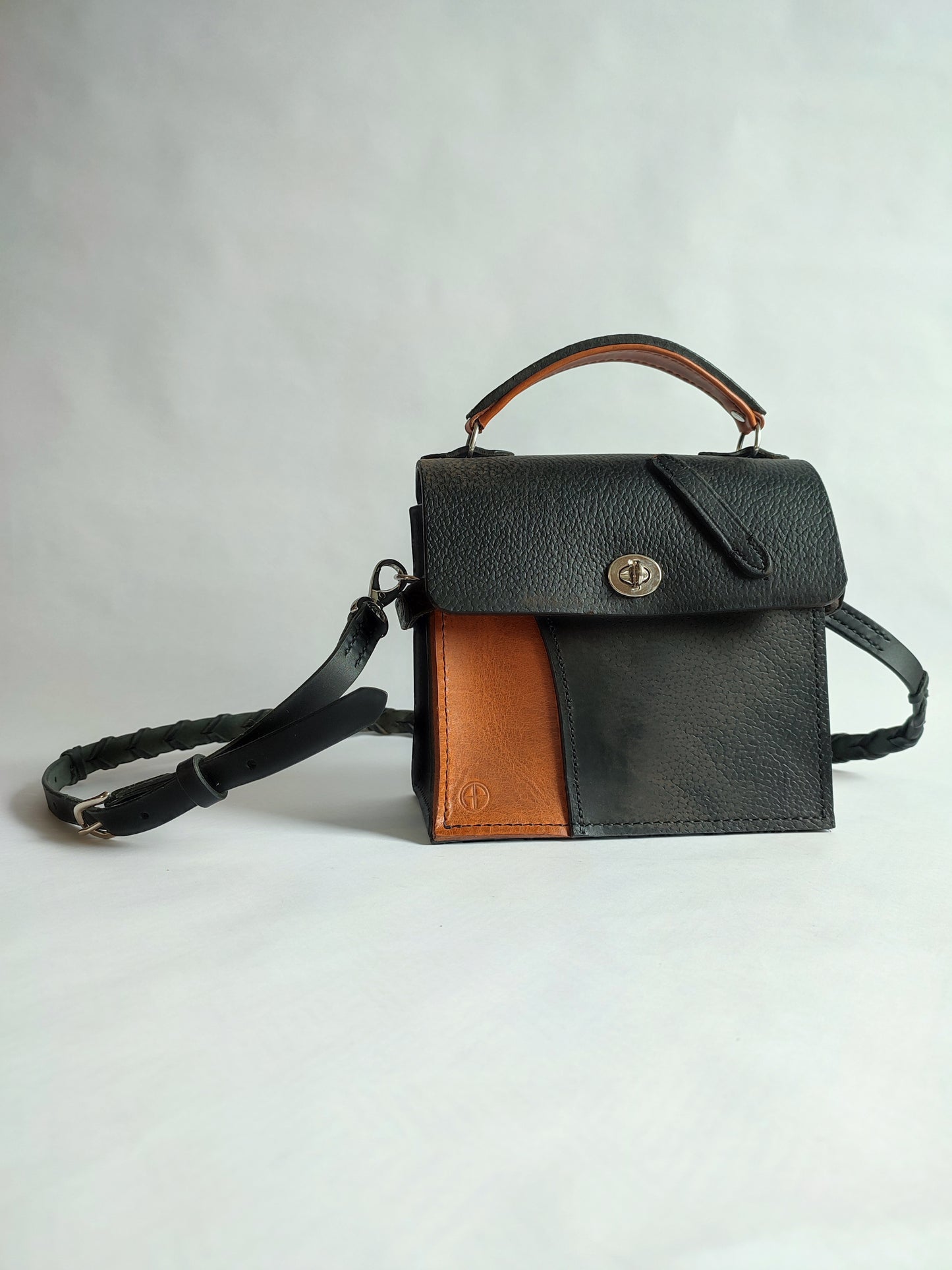 Le Country Kelly : sac à main inspiration luxe – Cuir recyclé noir et cognac - Maroquinerie Cavalière