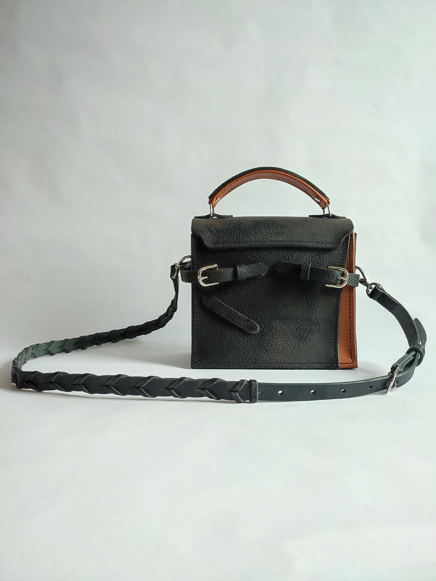 Le Country Kelly : sac à main inspiration luxe – Cuir recyclé noir et cognac - Maroquinerie Cavalière