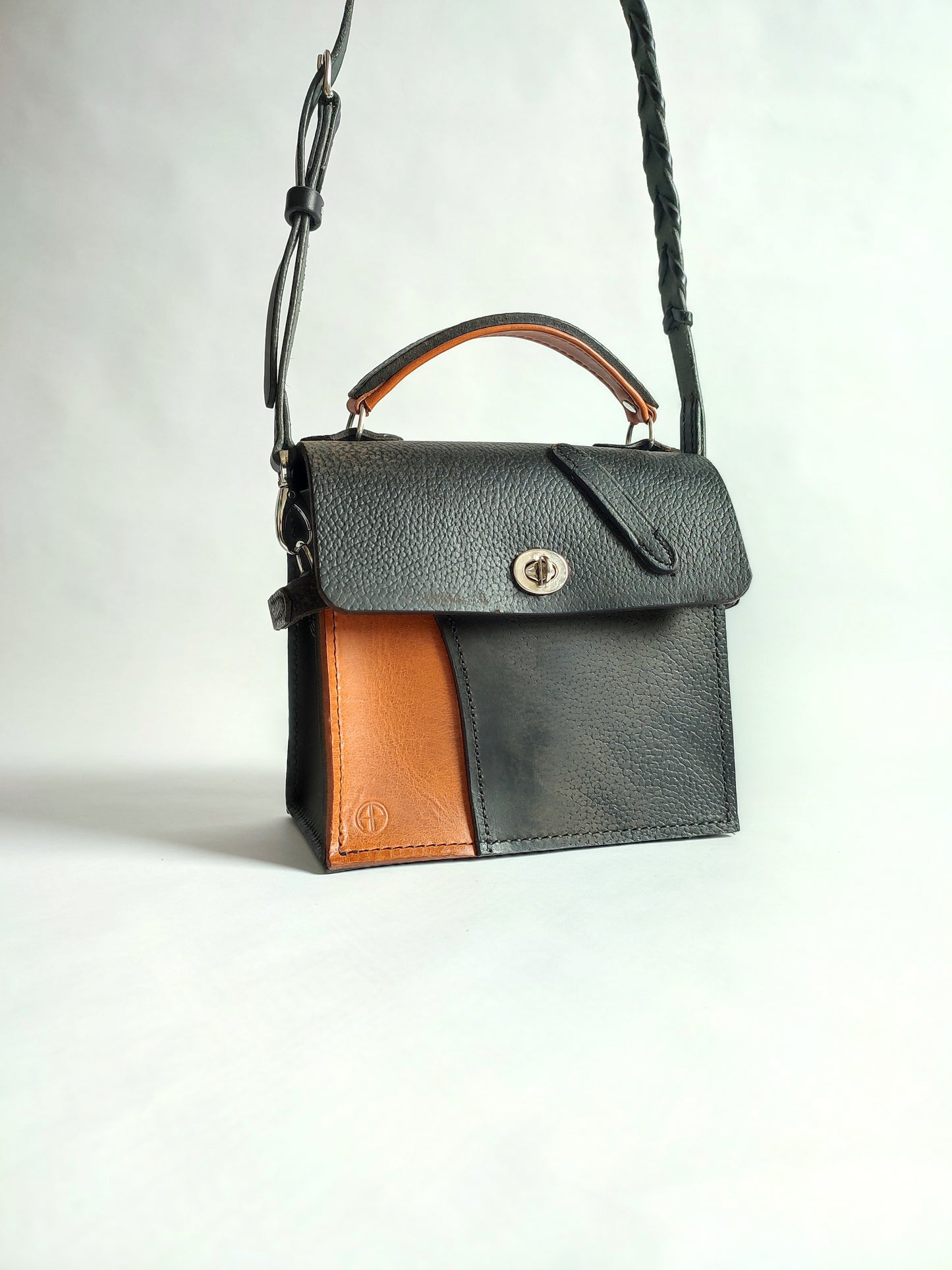 Le Country Kelly : sac à main inspiration luxe – Cuir recyclé noir et cognac - Maroquinerie Cavalière