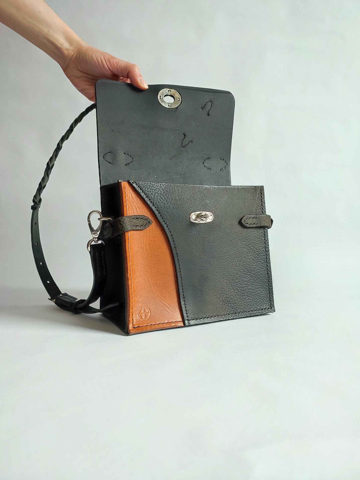 Le Country Kelly : sac à main inspiration luxe – Cuir recyclé noir et cognac - Maroquinerie Cavalière