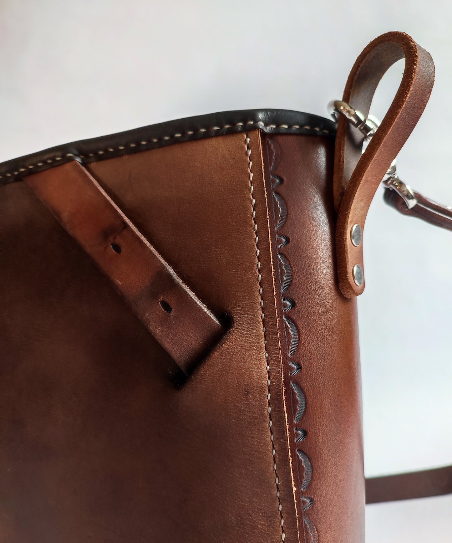 Grand sac bandoulière style Western - Cuir de selle recyclée marron.