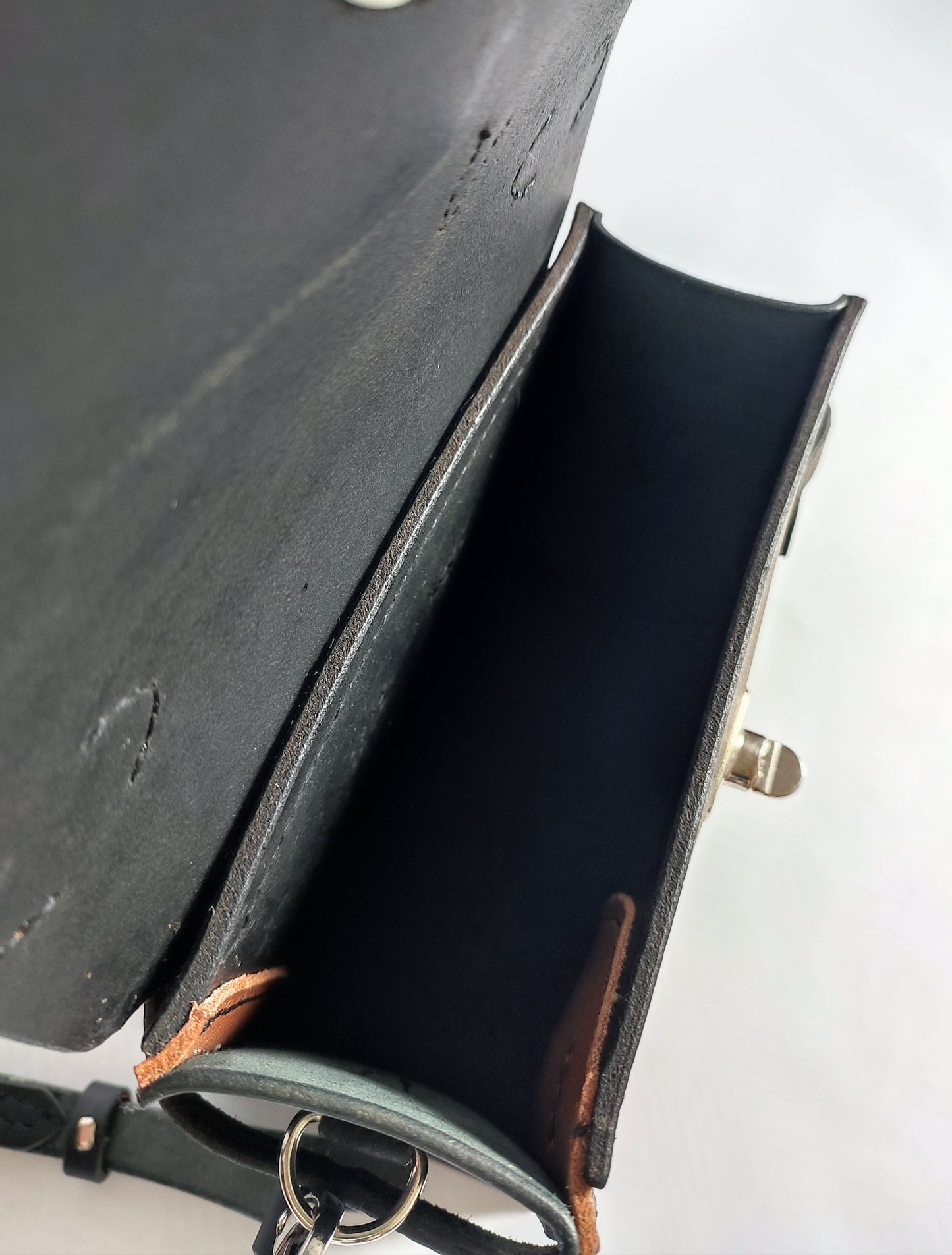 Le Country Kelly : sac à main inspiration luxe – Cuir recyclé noir et cognac - Maroquinerie Cavalière