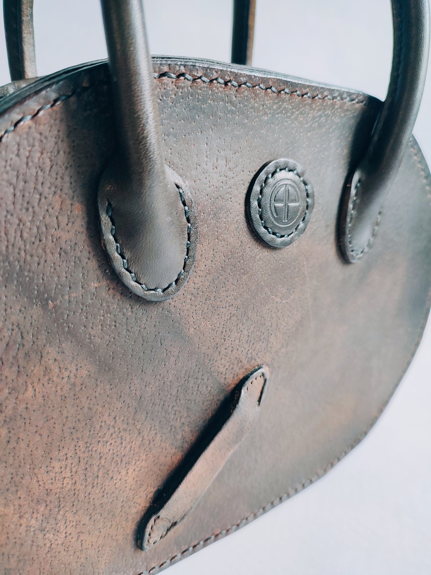 Le sac Oval - Cuir de selle recyclée - Maroquinerie Cavalière