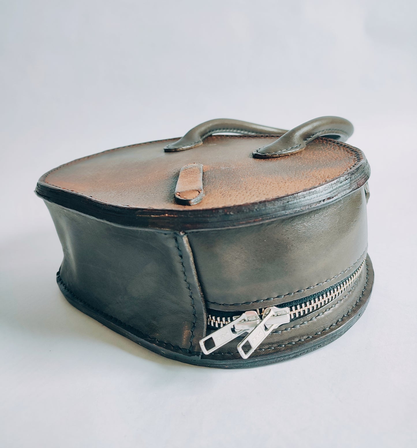 Le sac Oval - Cuir de selle recyclée - Maroquinerie Cavalière
