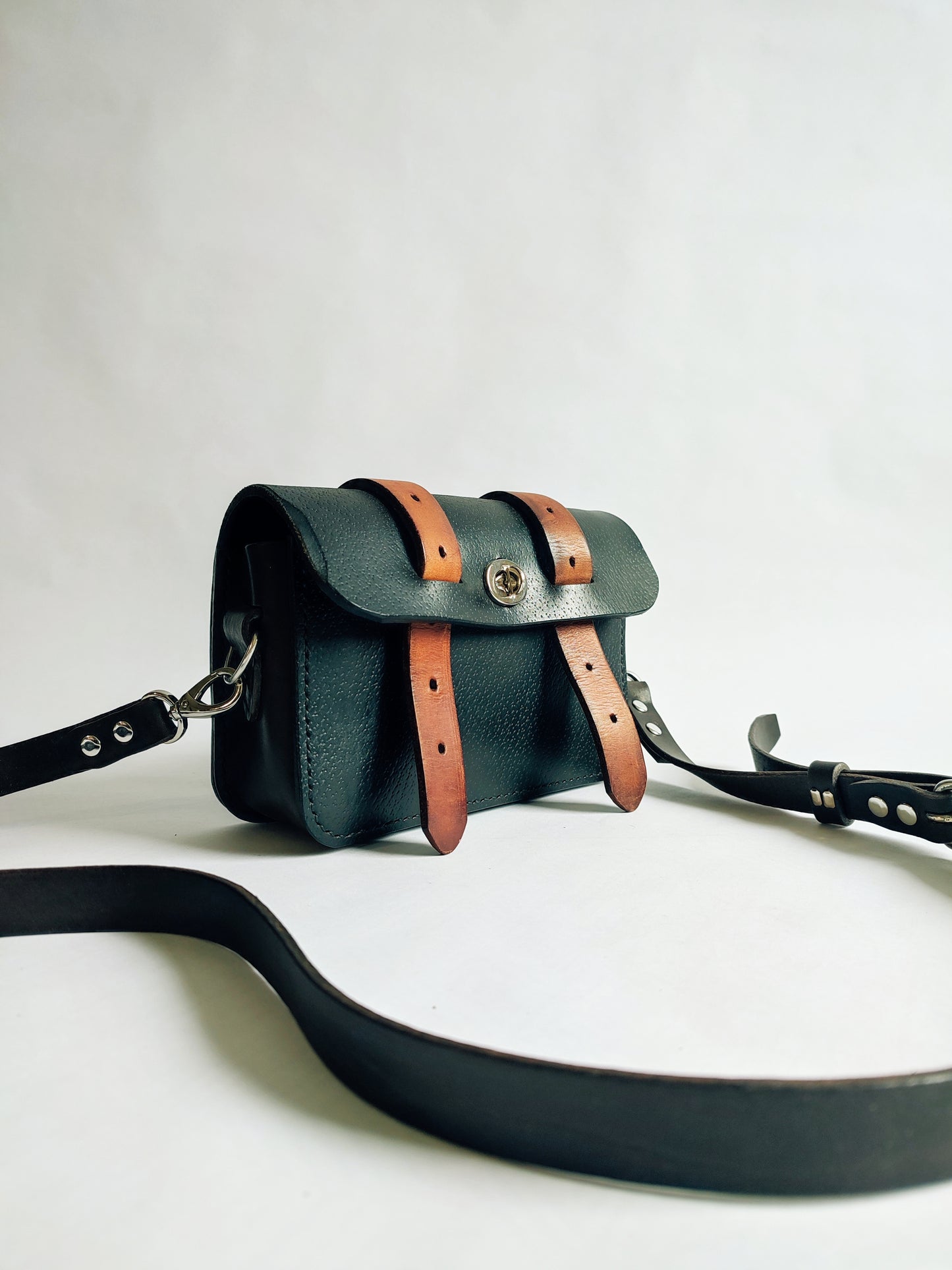 Sac besace noire - Cuir de selle d'équitation recyclé