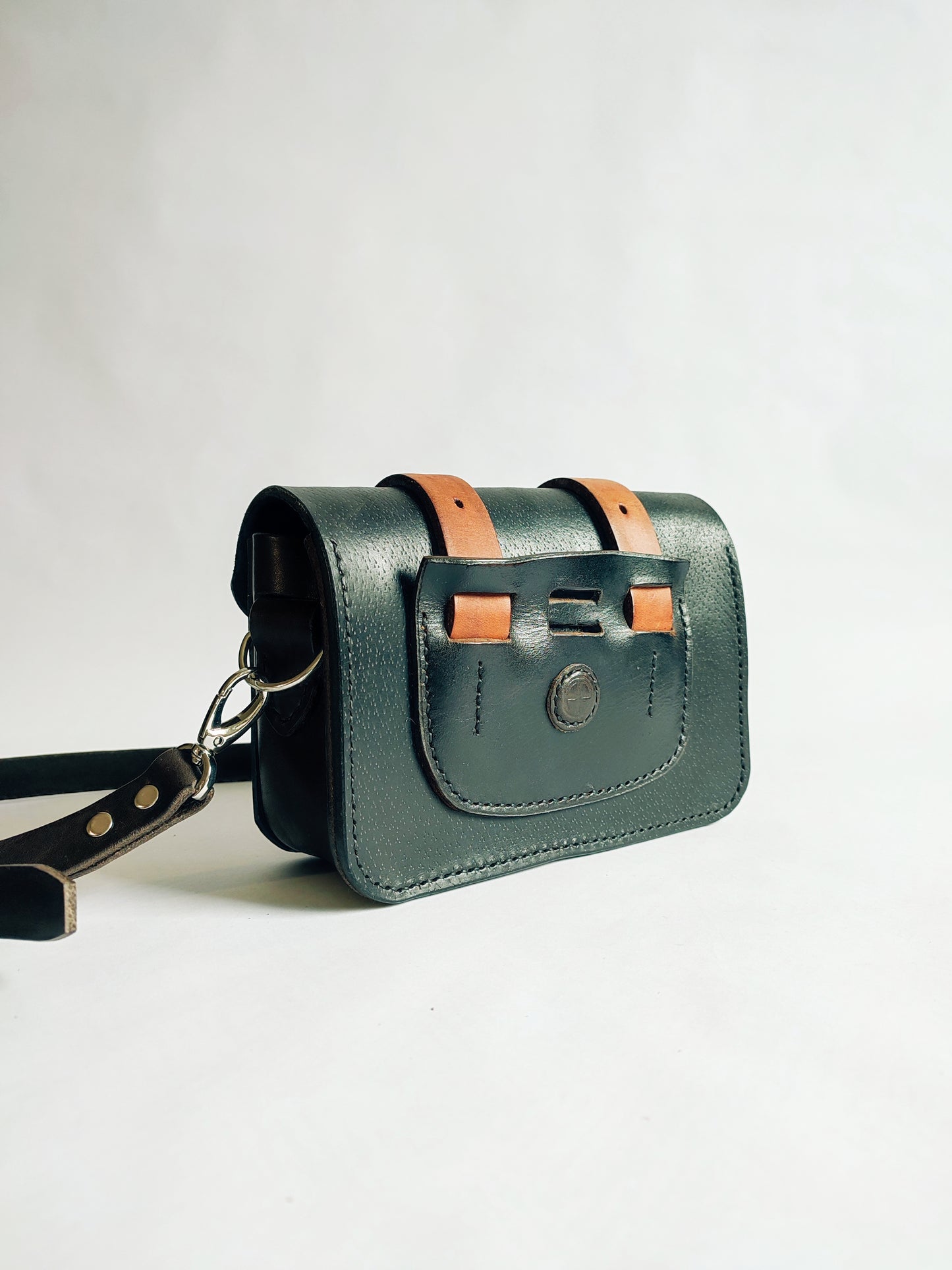 Sac besace noire - Cuir de selle d'équitation recyclé