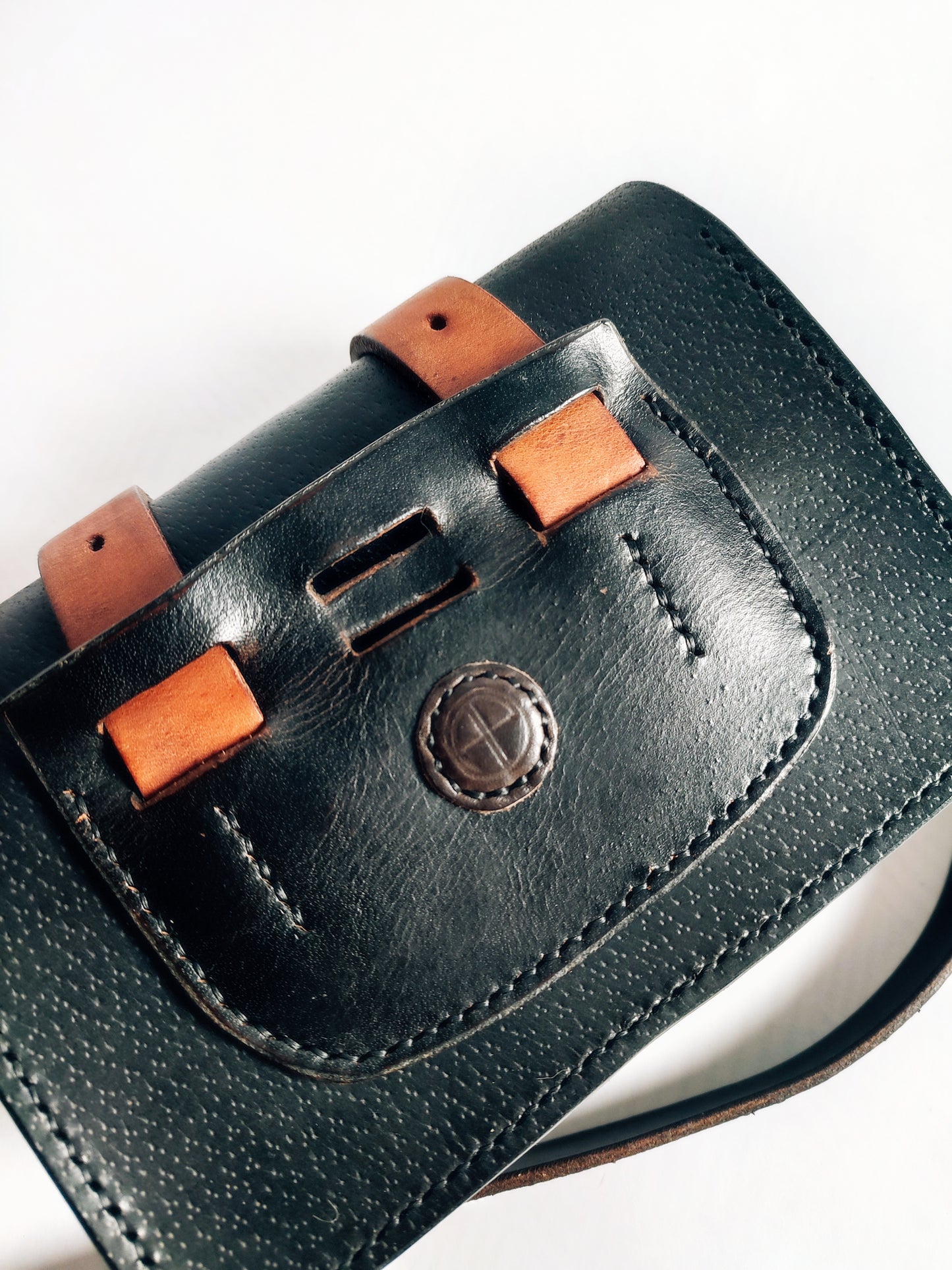 Sac besace noire - Cuir de selle d'équitation recyclé