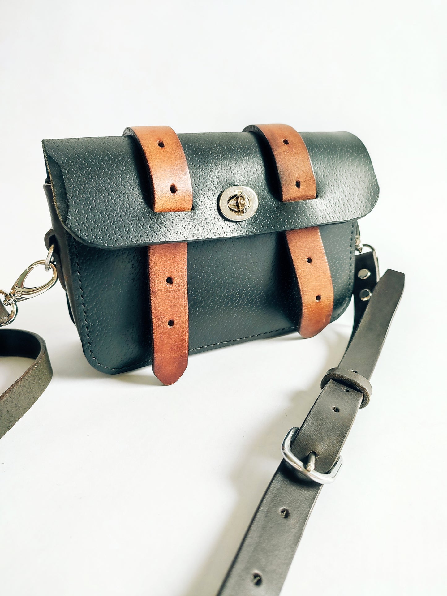 Sac besace noire - Cuir de selle d'équitation recyclé