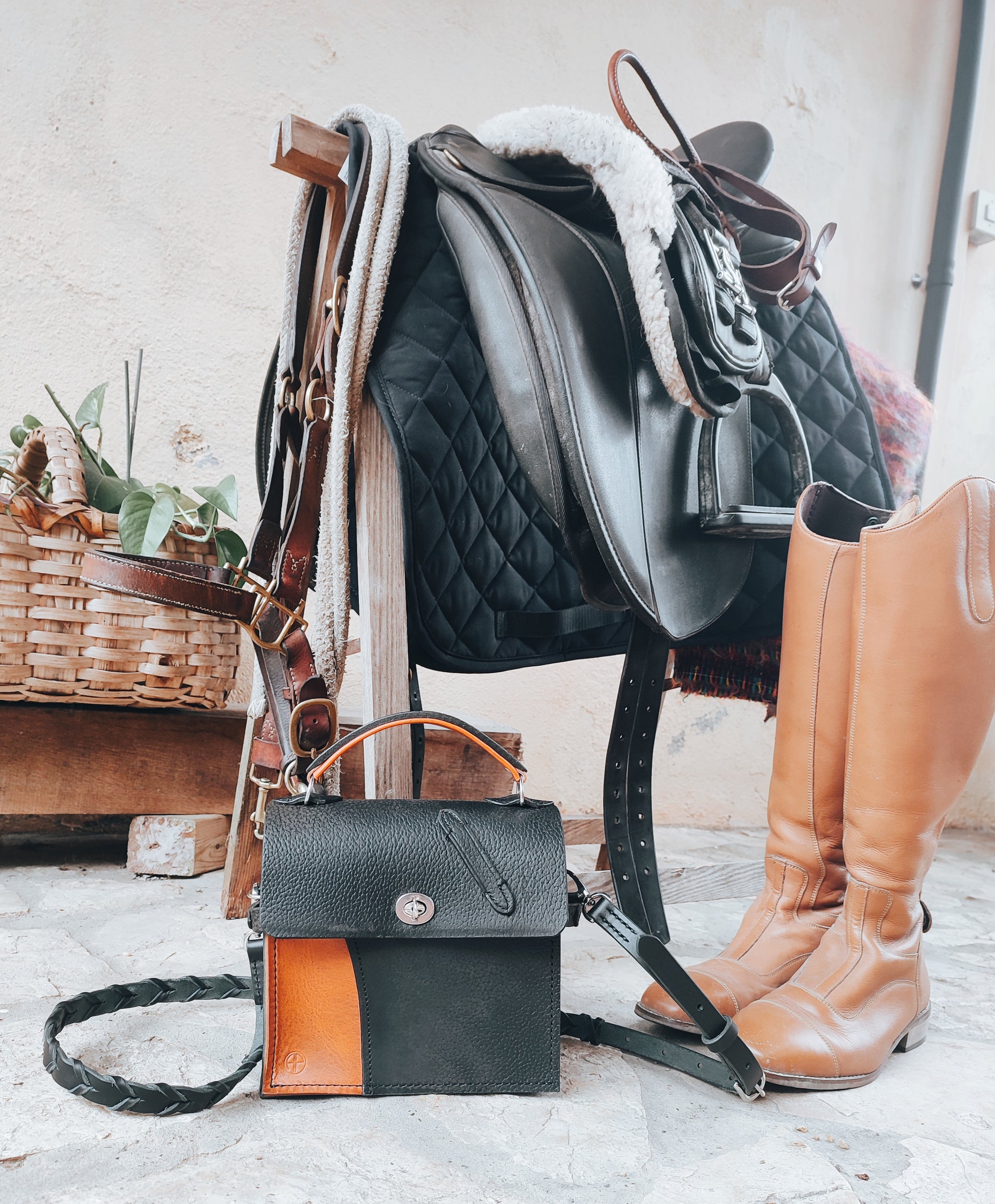 Le Country Kelly est un sac pour les cavalières qui allie la rusticité et l'élégance, un accessoire au style intemporel.