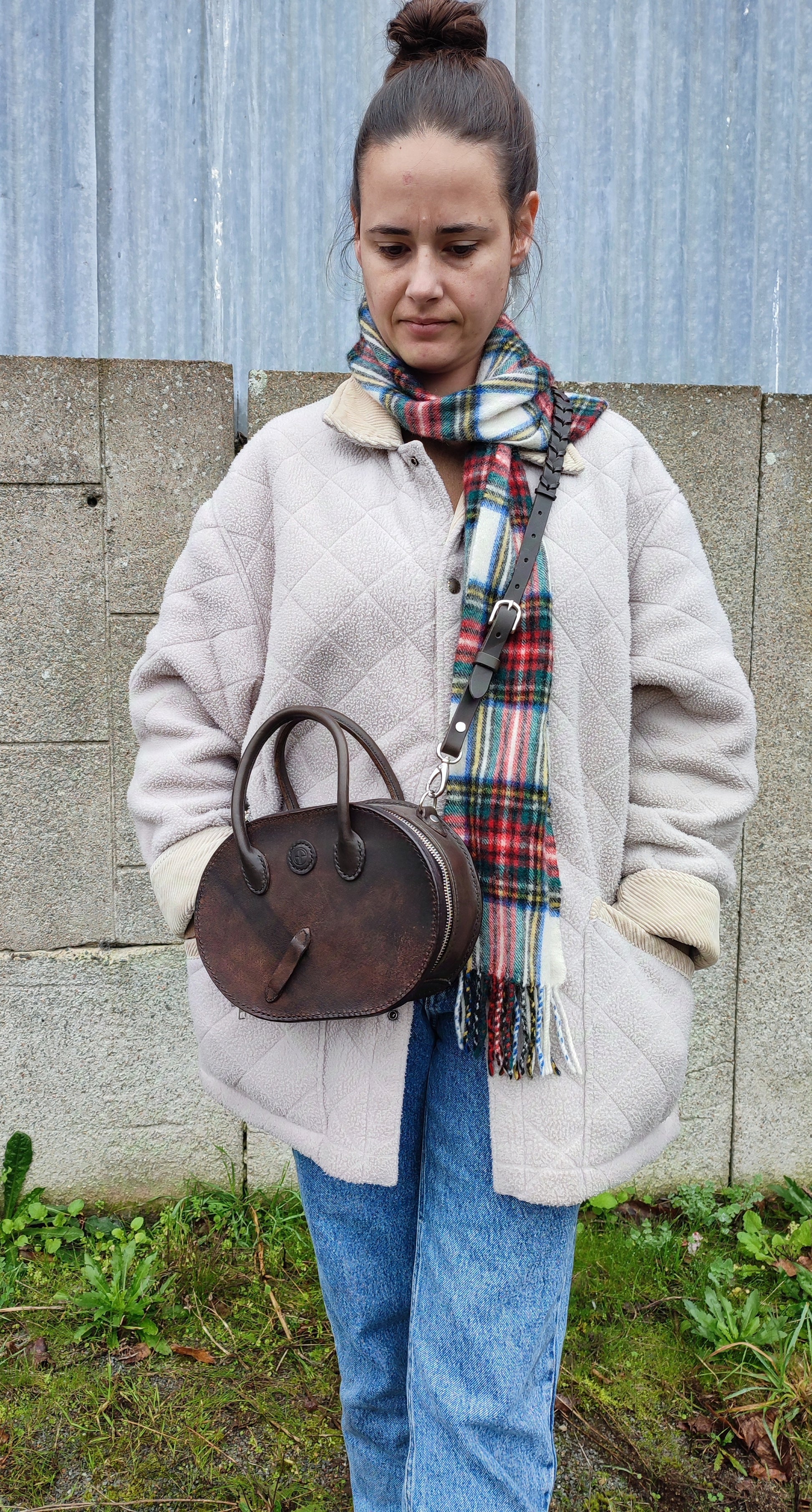Le sac Oval fait à partir du quartier d'une selle d'équitation est élégant et original par sa forme et son style patiné par des années d'utilisation. 