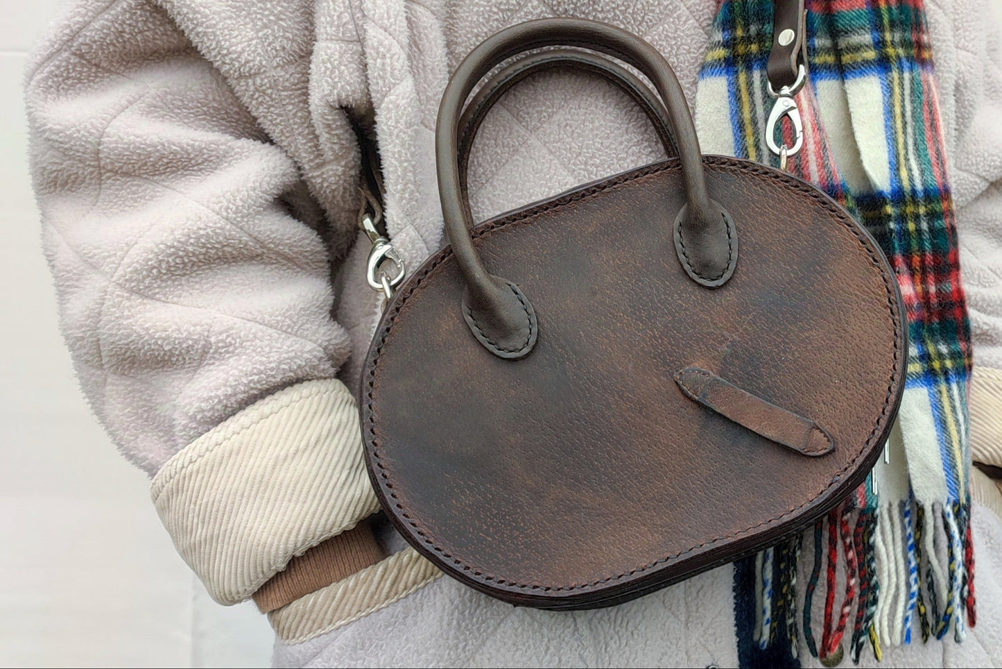 Le sac Oval est la pièce signature de la marque AP Maroquinerie. Son design petit et arrondi le rendent super mignon et le cuir de la selle lui donne un caractère unique, à la fois rustique et ultra chic.