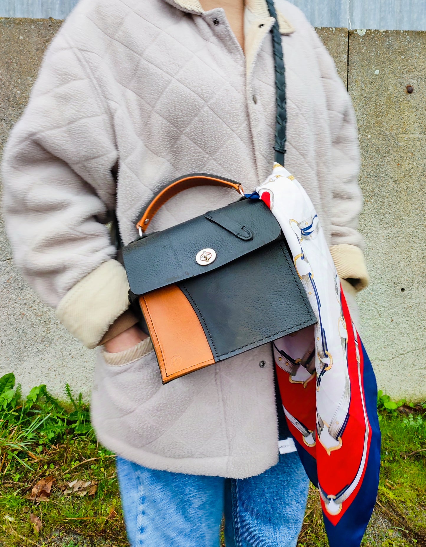 Le sac Country Kelly porté par une femme au style chausseur, foulaurd hermes.
