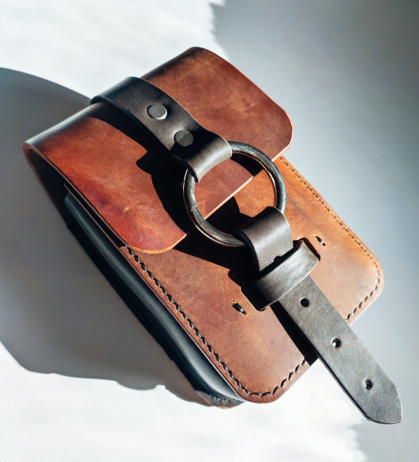 Ce sac à main est un accessoire élégant et fonctionnel qui vous accompagnera dans toutes vos aventures. Adélie POCHELU offre un concept unique en France.