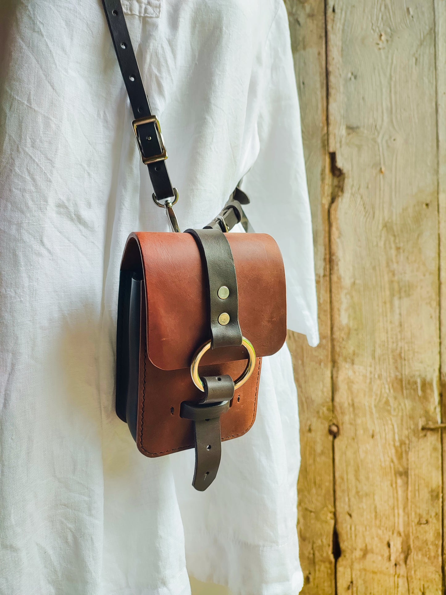 Ce sac est suffisamment spacieux pour contenir tous vos essentiels, tels qu'un portefeuille, un téléphone portable, des clés et un maquillage.