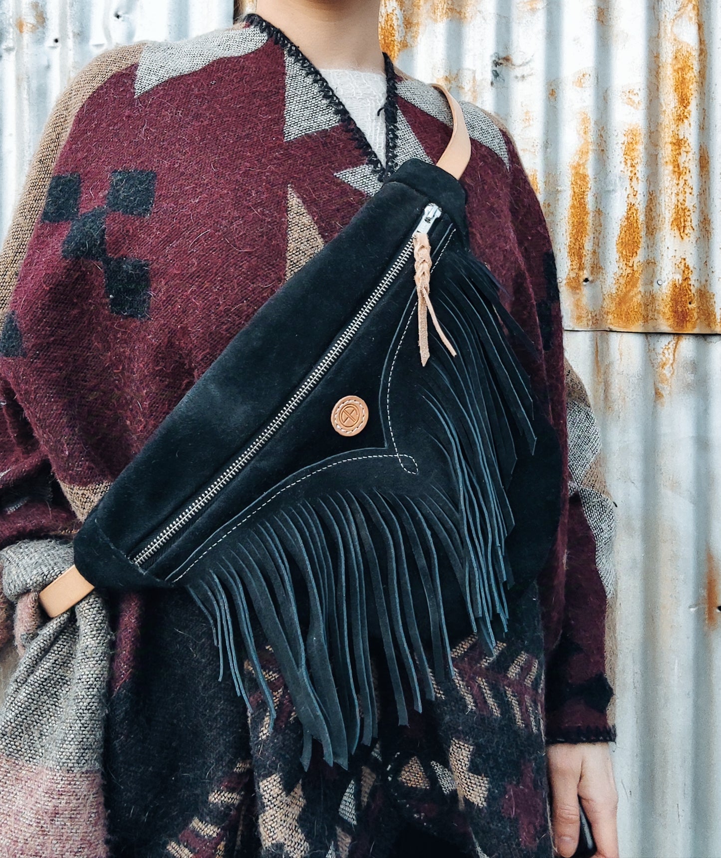 Sac bandoulière porté par cow girl indienne, banane à franges élégante