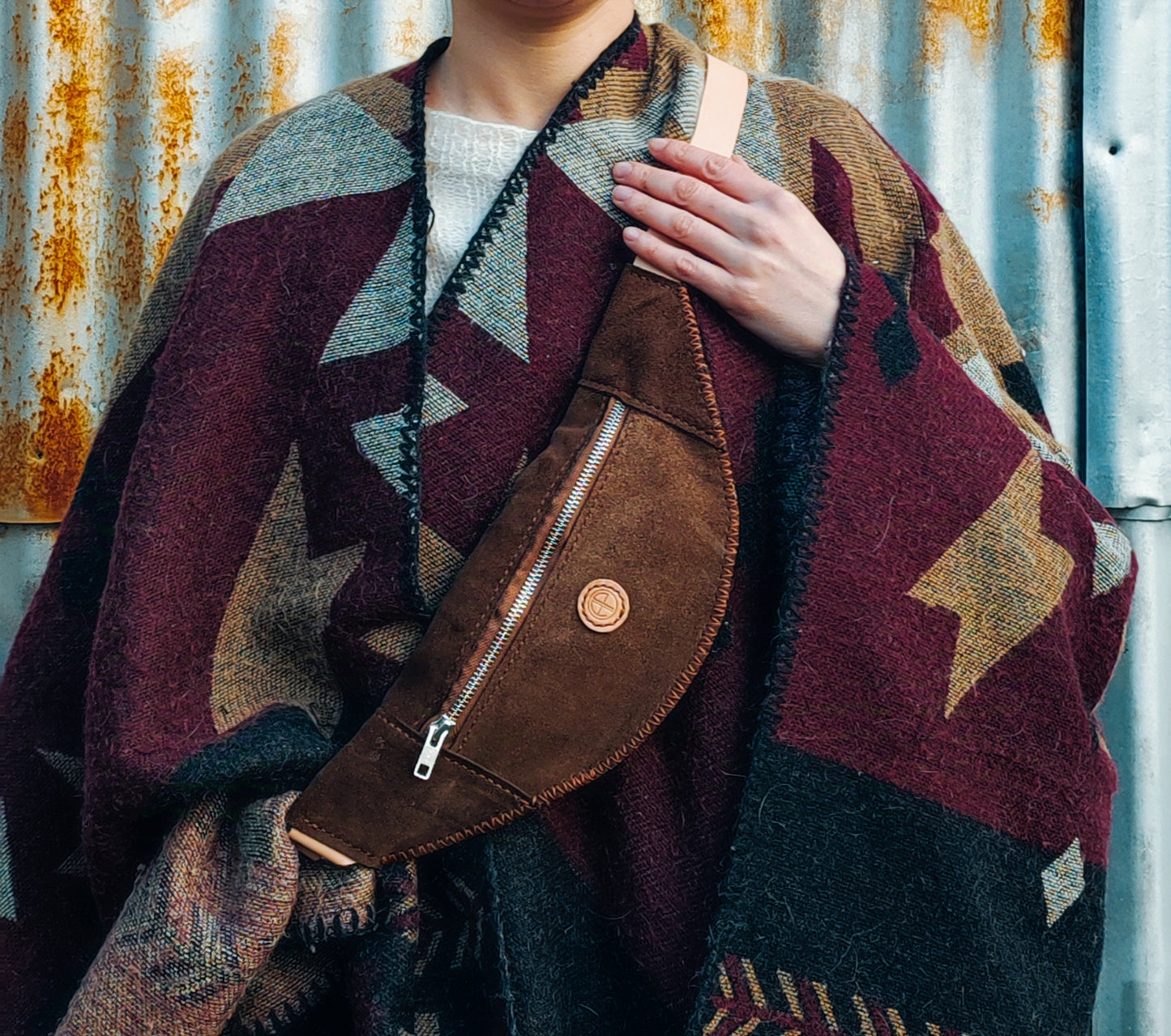 Sac banane en cuir recyclé porté par une femme cavalière au style boho chic