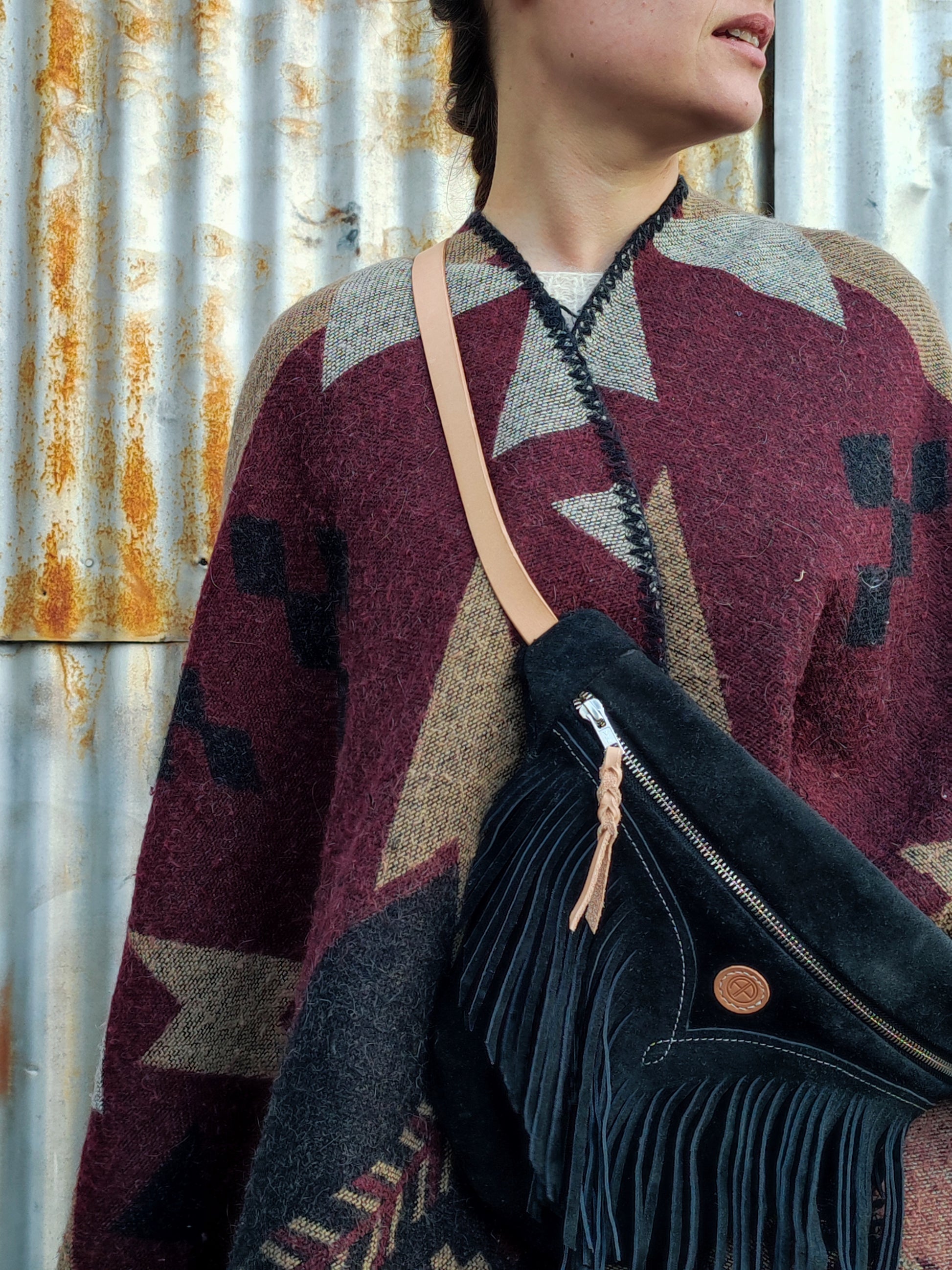 Sac banane porté par une femme cavalière au style boho chic