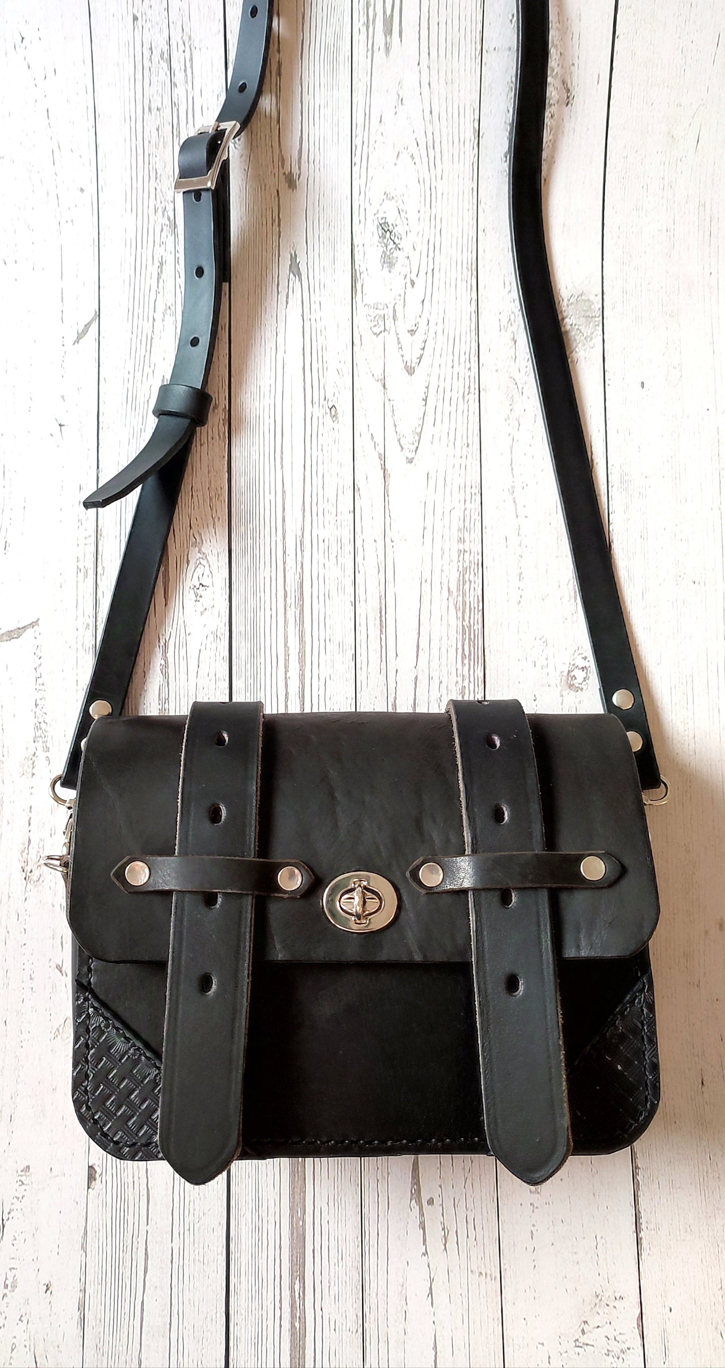 Le sac Besace est le compagnon idéal de la cavalière en ville avec son look élégant noir et chic.