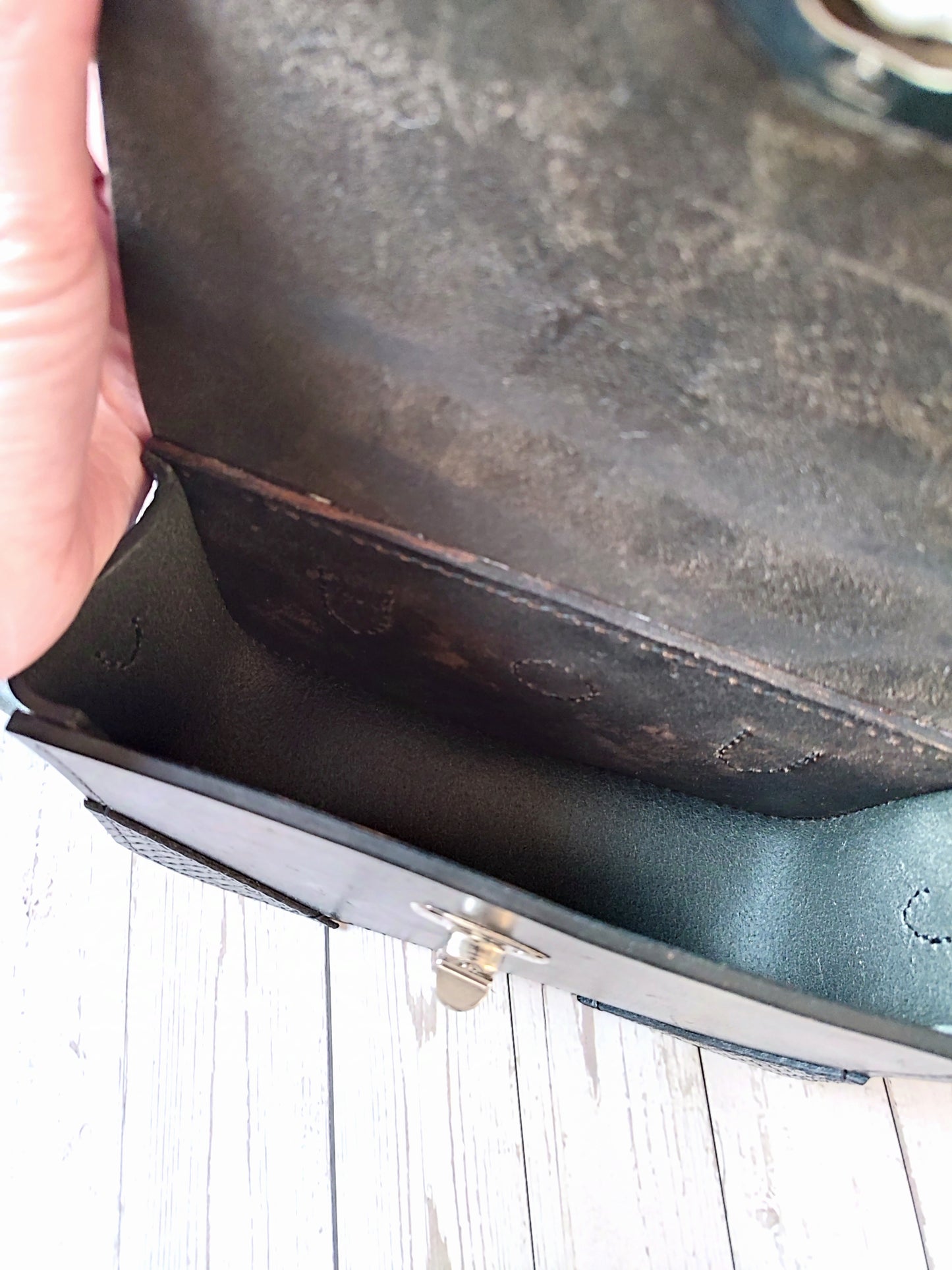 Vue de l'intérieur du sac besace laissé brut avec les détails des coutures artisanales.