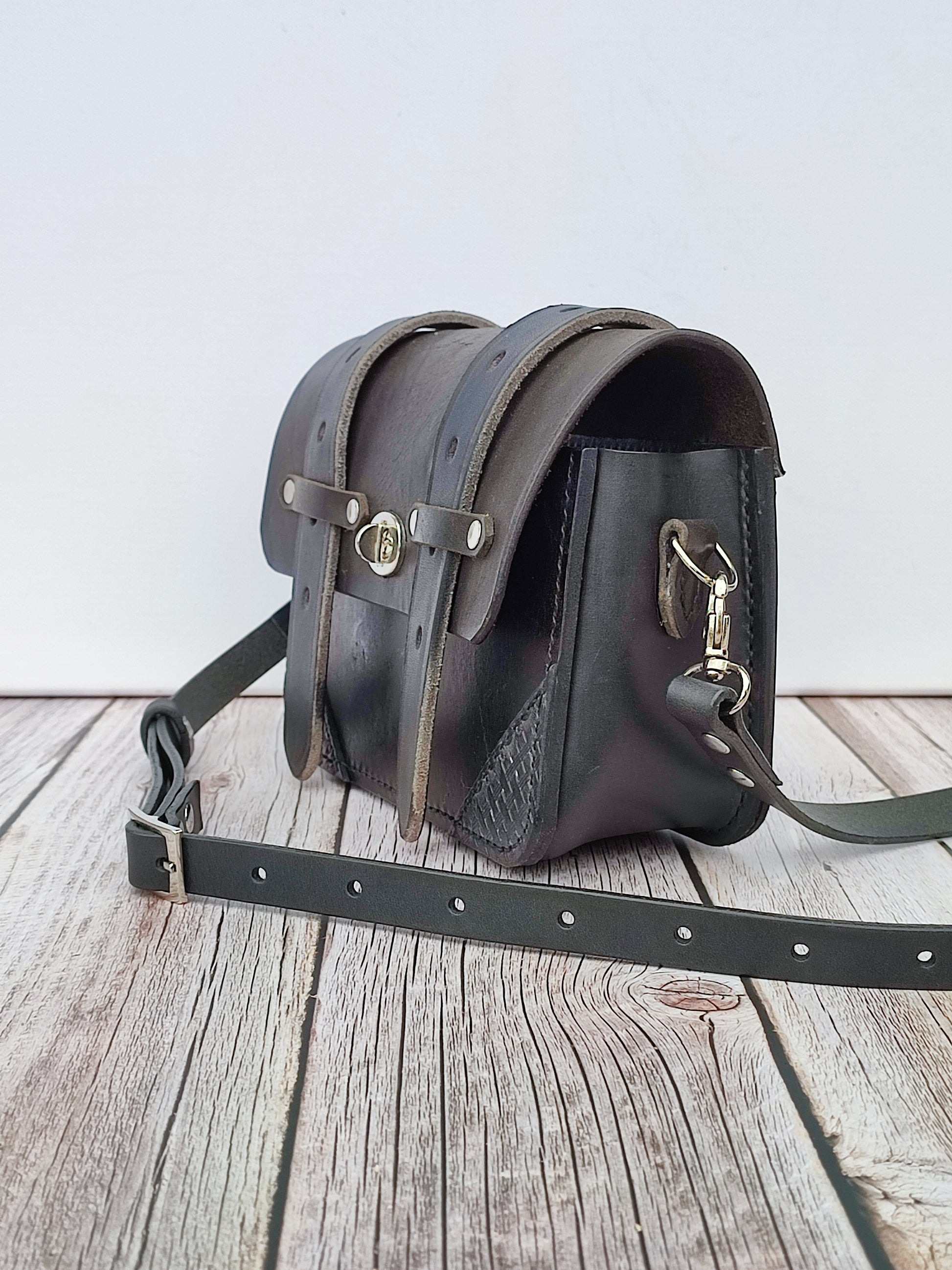 Le sac Besaca est vu de trois quart pour laisser deviner sa profondeur. Un sac intemporel et pratique. 