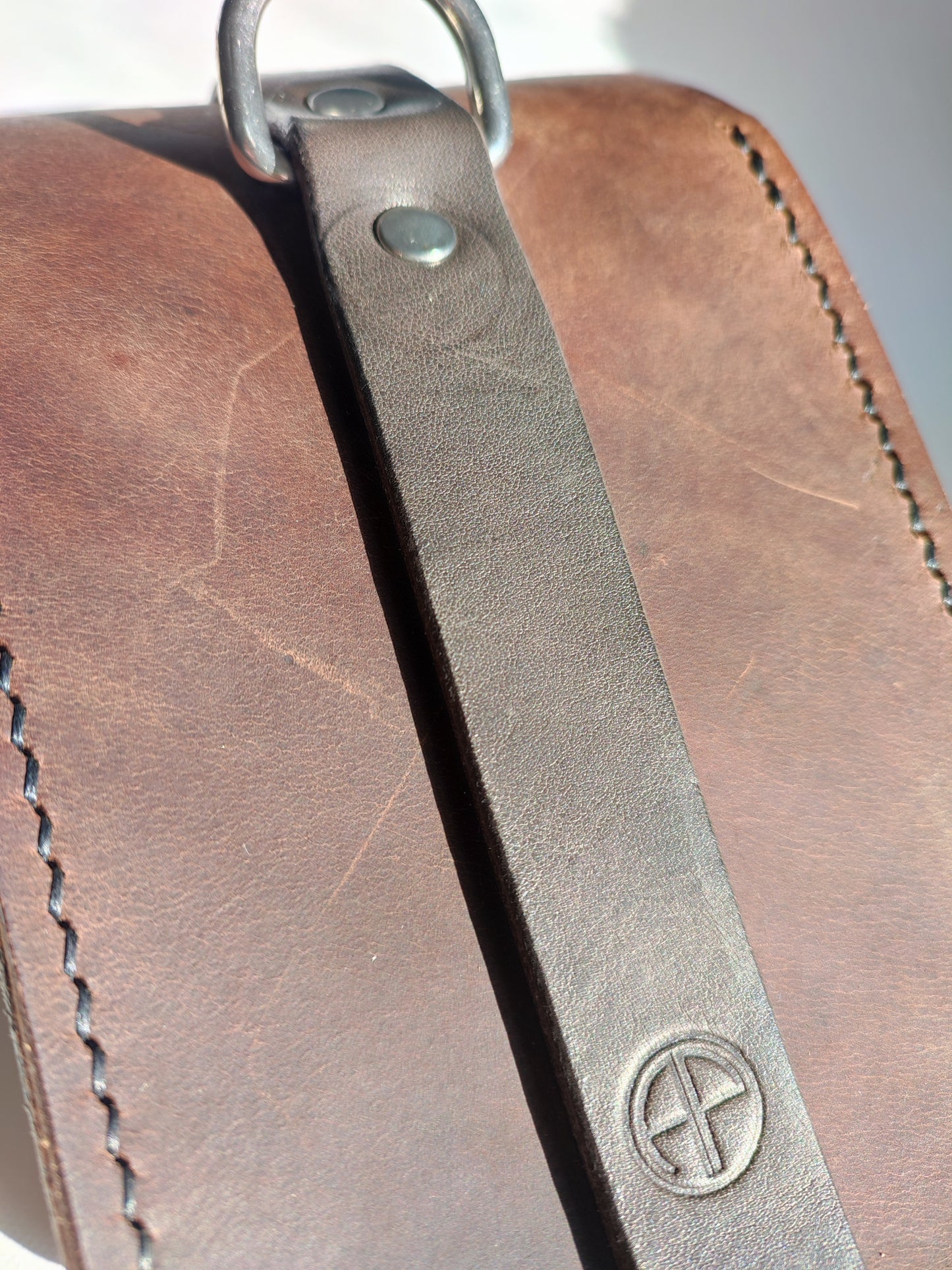 Transportez avec vous l'esprit de l'équitation. Nos sacs en cuir de selle recyclé sont un hommage à l'univers équestre. Chaque pièce est un clin d'œil à la passion des chevaux et à l'élégance intemporelle du monde équestre.