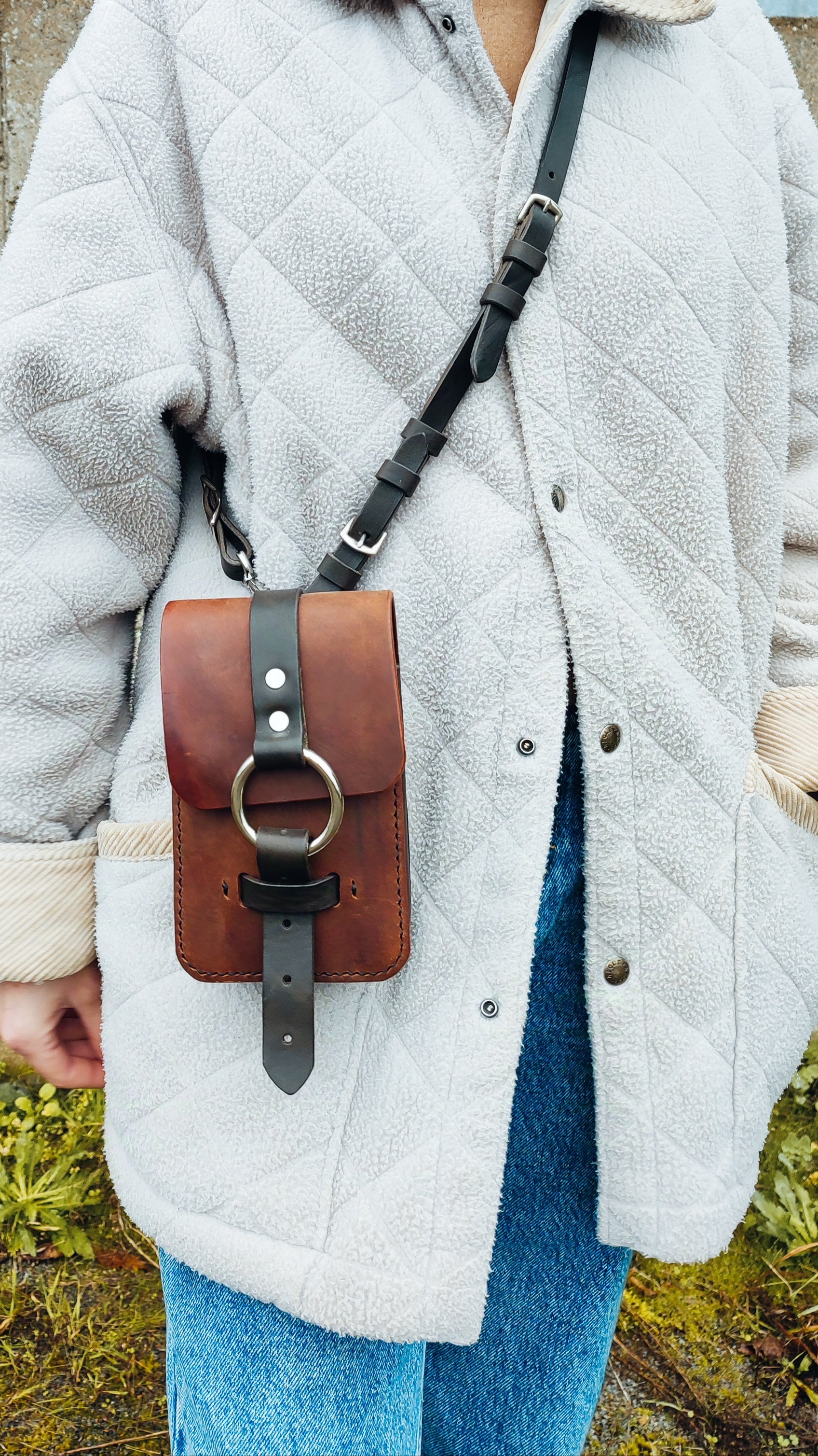 Ce sac à main en cuir de selle recyclé est un accessoire unique et élégant qui convient aussi bien aux femmes cavalières qu'aux femmes qui apprécient l'artisanat et la rusticité d'un sac en cuir fait main.