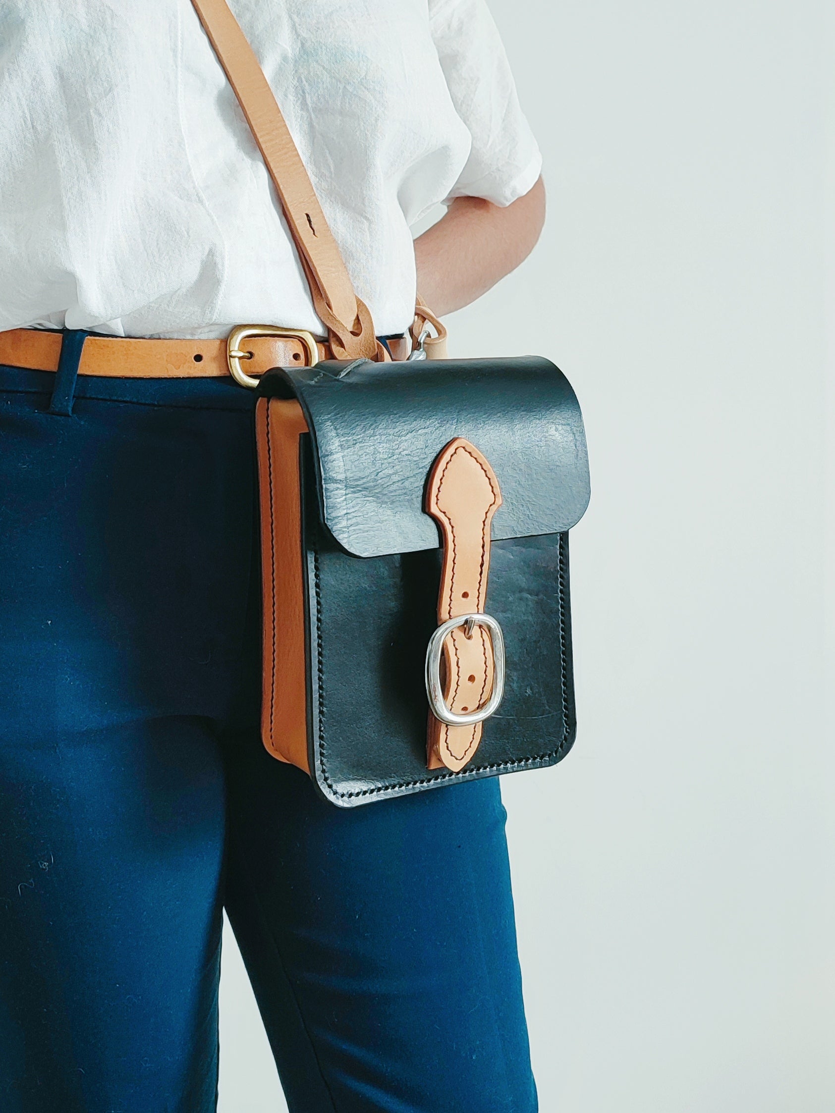 Vu de la sacoche à la lumière naturelle. On y voit les détails de la selle qui sont laissés sur le sac et lui donne un caractère unique.