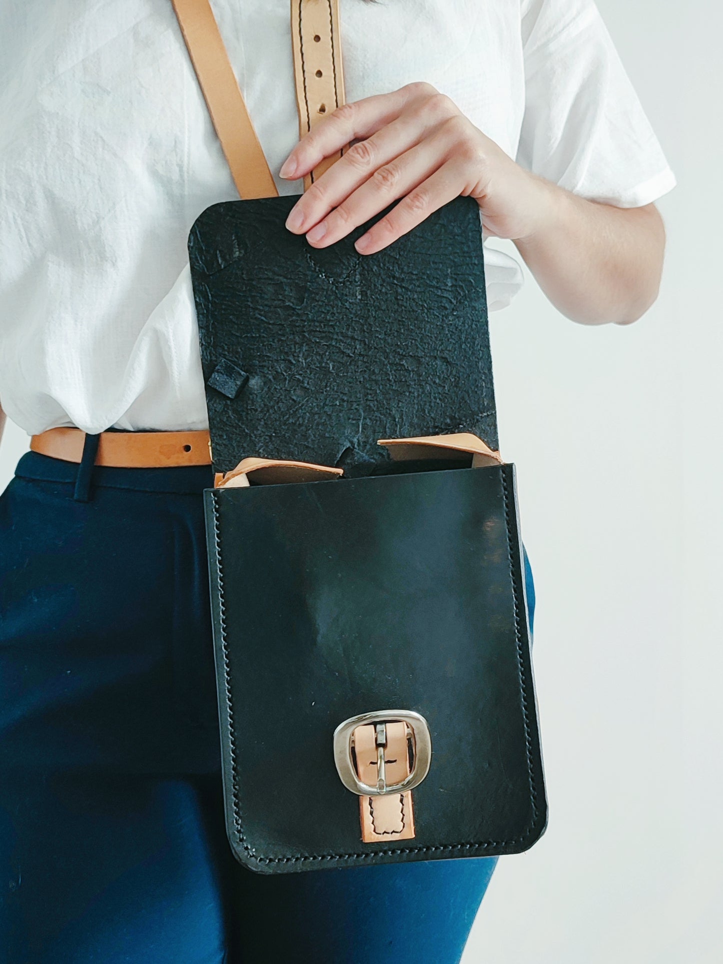 Vue de la sacoche Grands Quartiers ouvert, montrant l'intérieur laissé brut lui donnant un style rustique et chic.