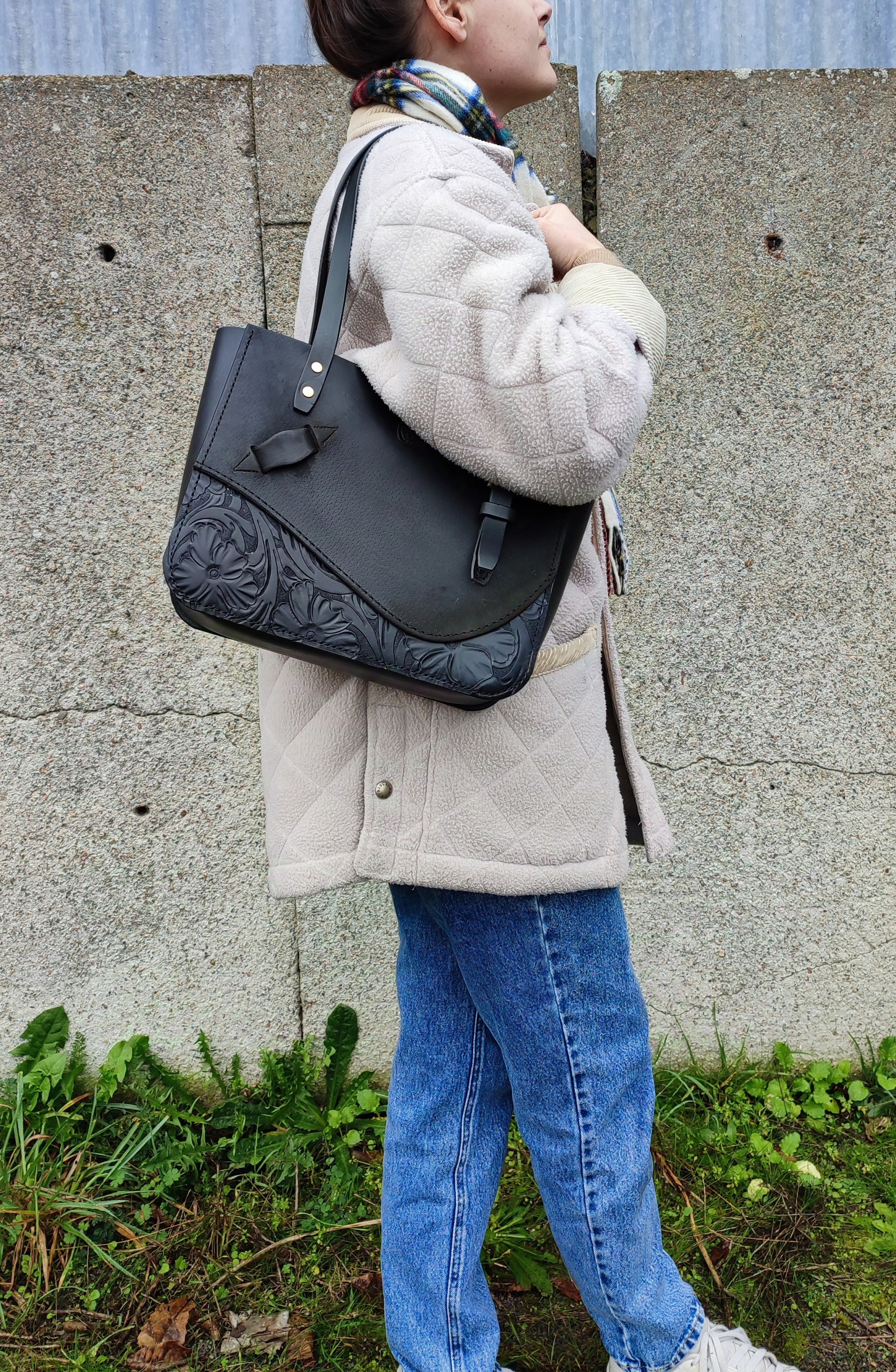 Le Sac cabas en cuir est porté à l'épaule donne un style vintage avec son design original mêlant le monde du cheval et la mode.