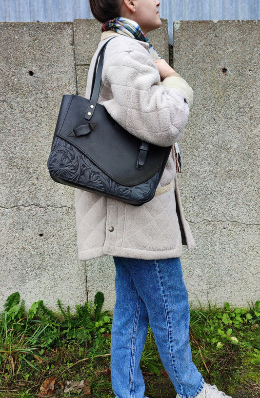 Le Sac cabas en cuir est porté à l'épaule donne un style vintage avec son design original mêlant le monde du cheval et la mode.
