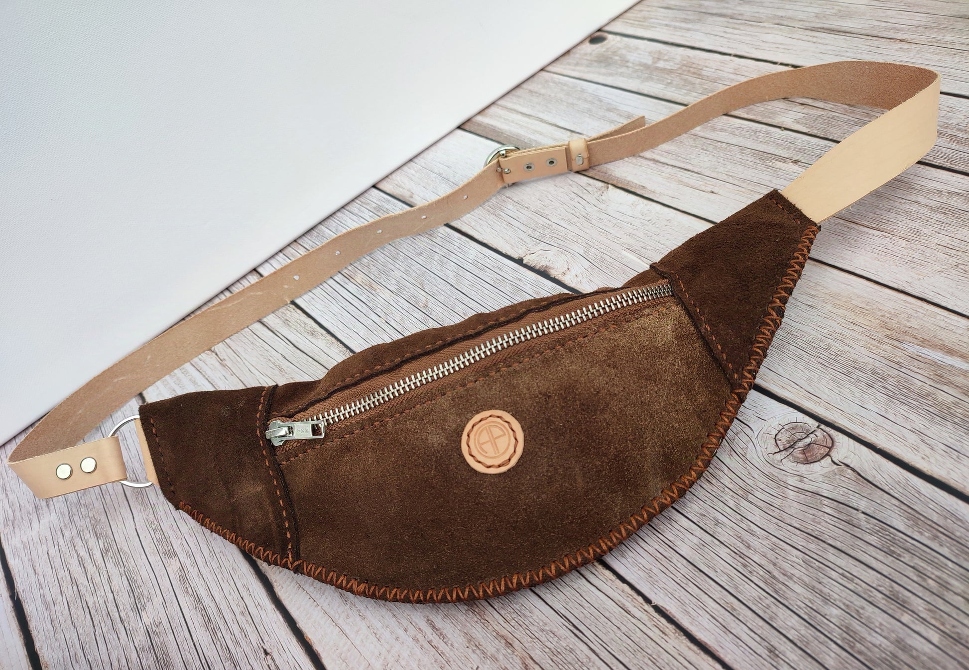 Vue de la banane écoresponsable réalisée à partir de chaps de cavalière.