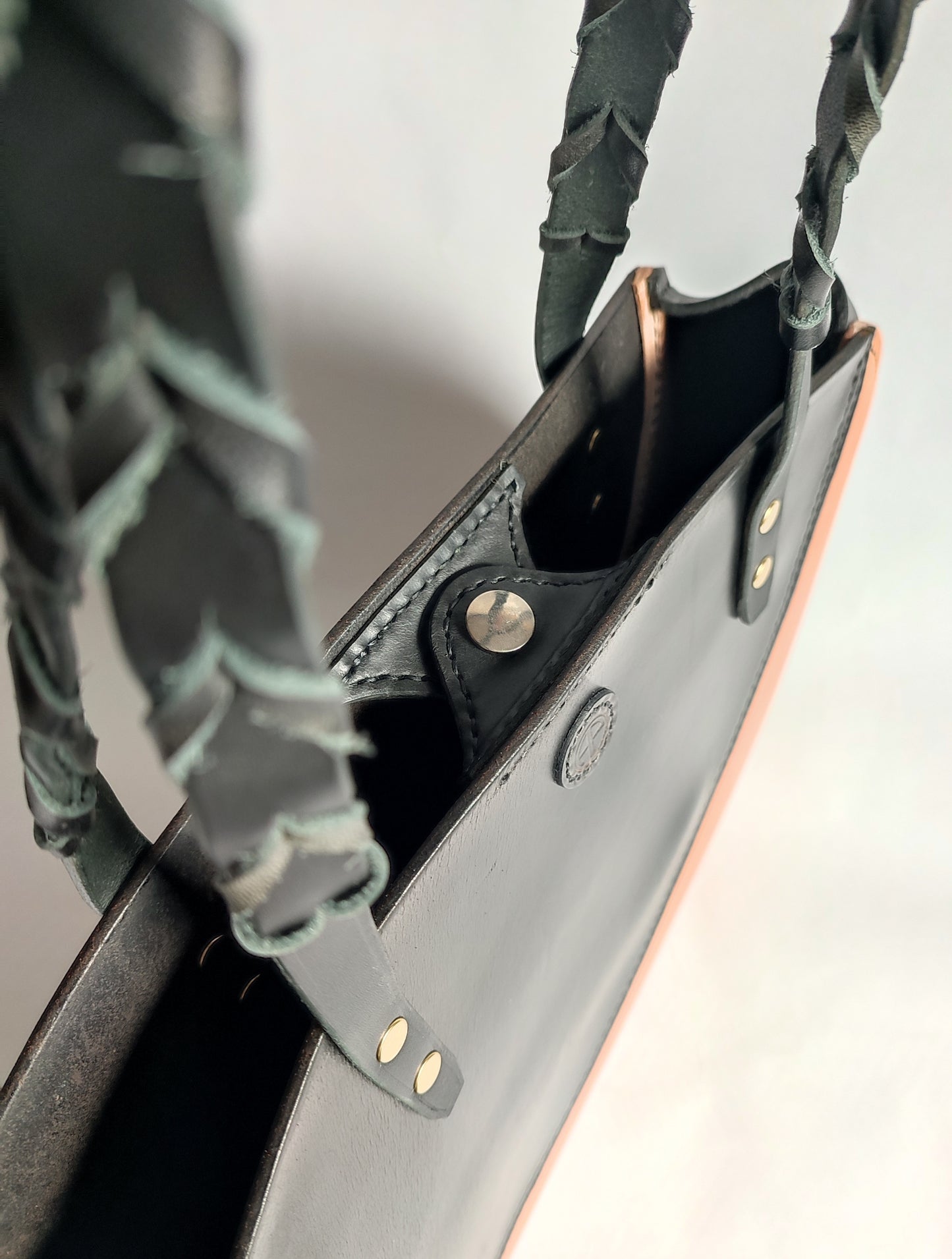 Tote bag cuir de selle - Bicolore noir/cognac - Rênes tressées - Maroquinerie cavalière.