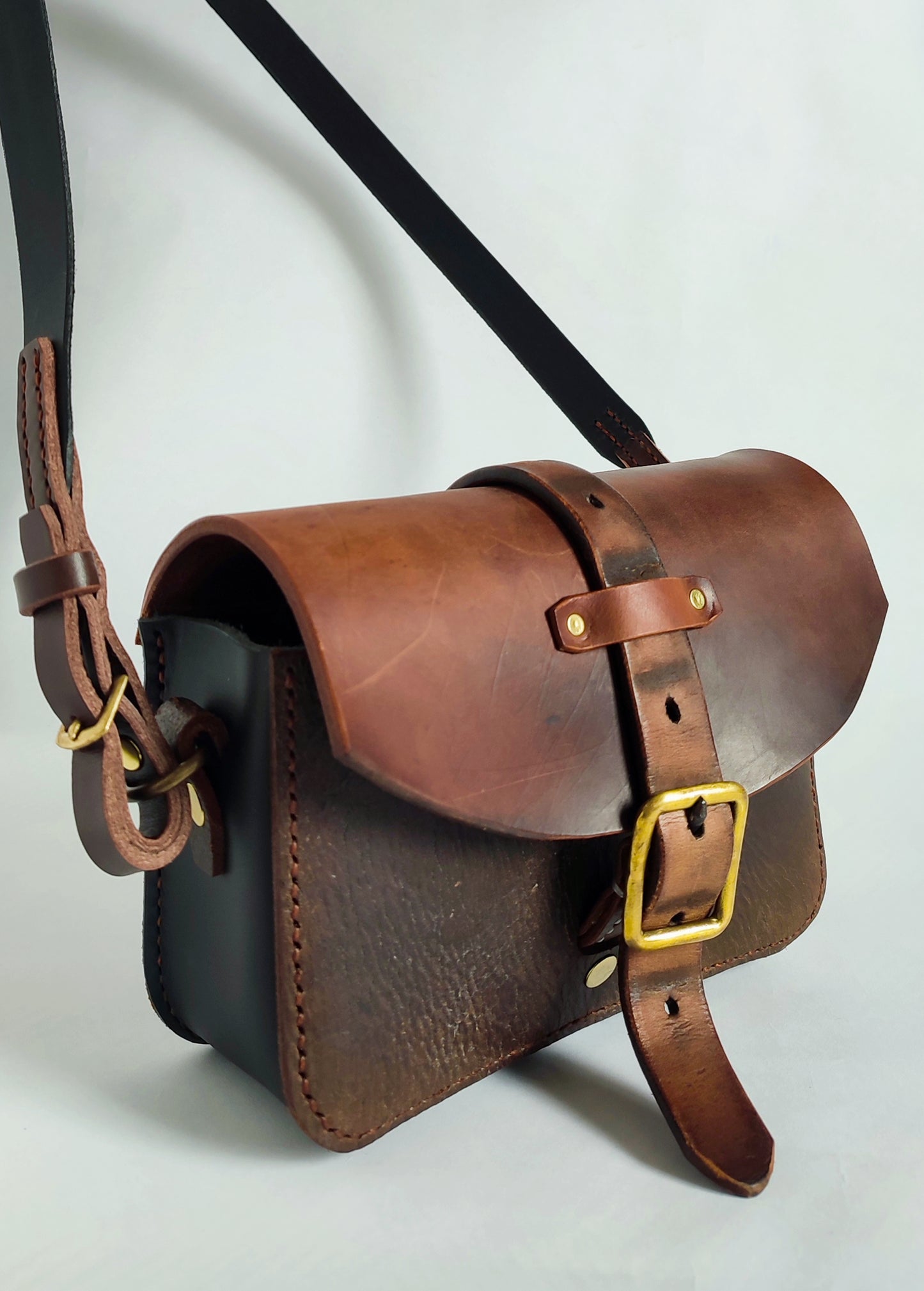 Besace chic "Sellier" en cuir recyclé – Fabriquée à la main au point sellier - Maroquinerie Cavalière