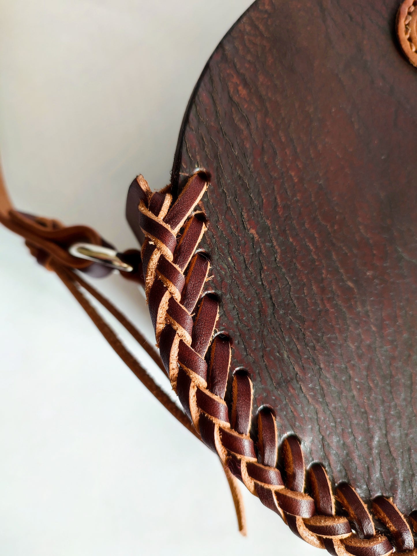 Sac bandoulière tressé en cuir de selle recyclé | Style Western bohème chic - Maroquinerie Cavalière