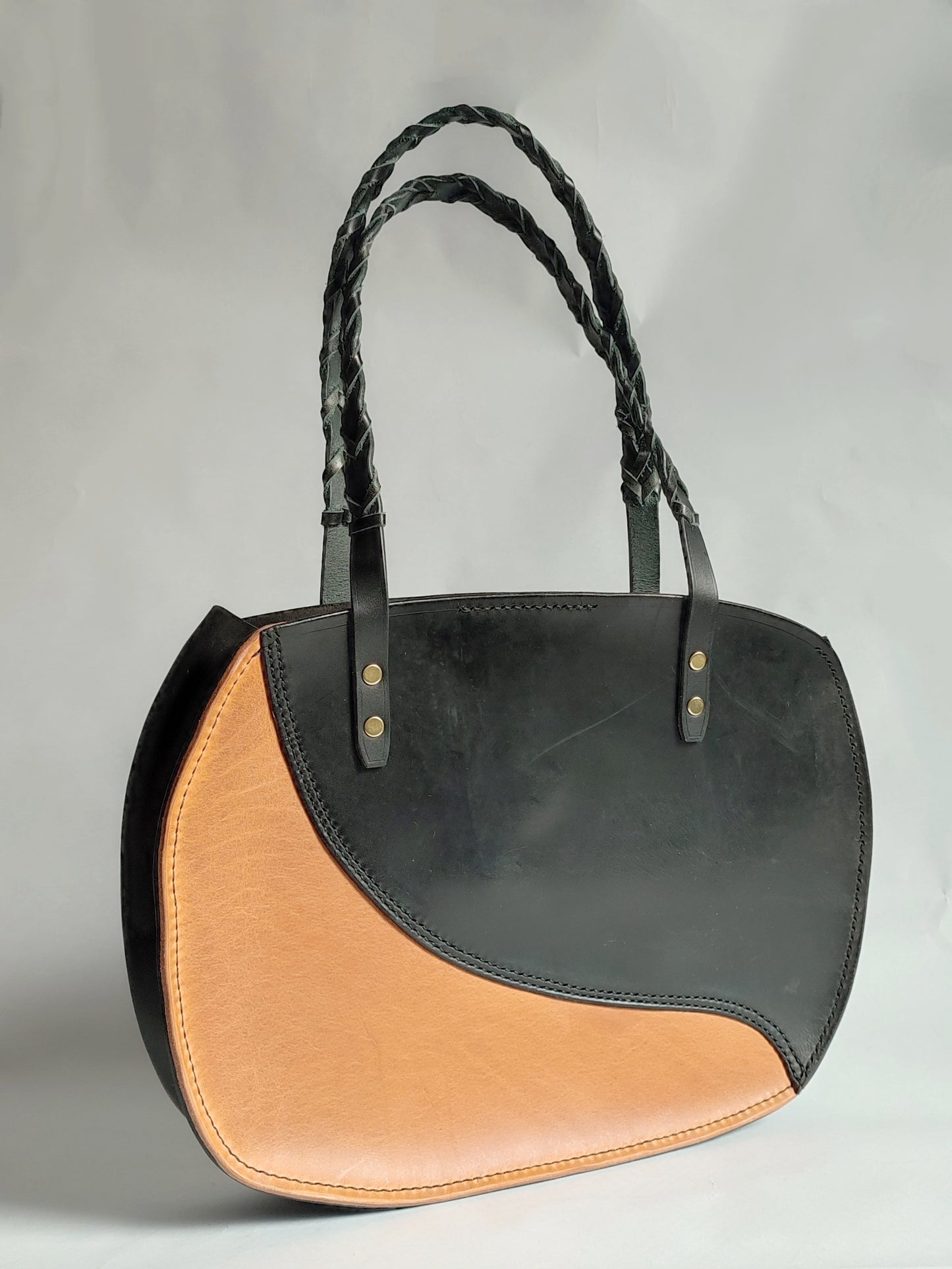 Tote bag cuir de selle - Bicolore noir/cognac - Rênes tressées - Maroquinerie cavalière.