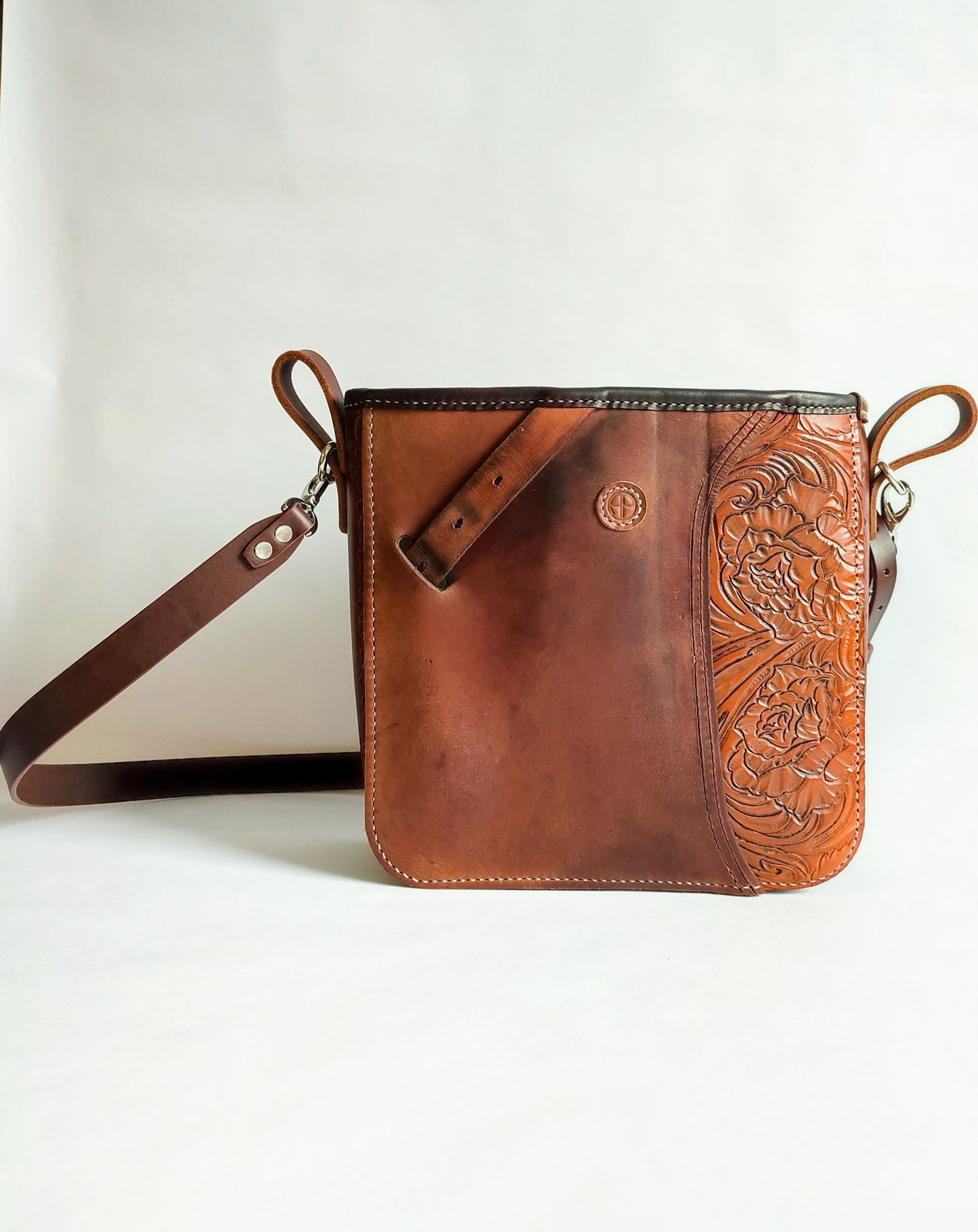 Grand sac bandoulière style Western - Cuir de selle recyclée marron.