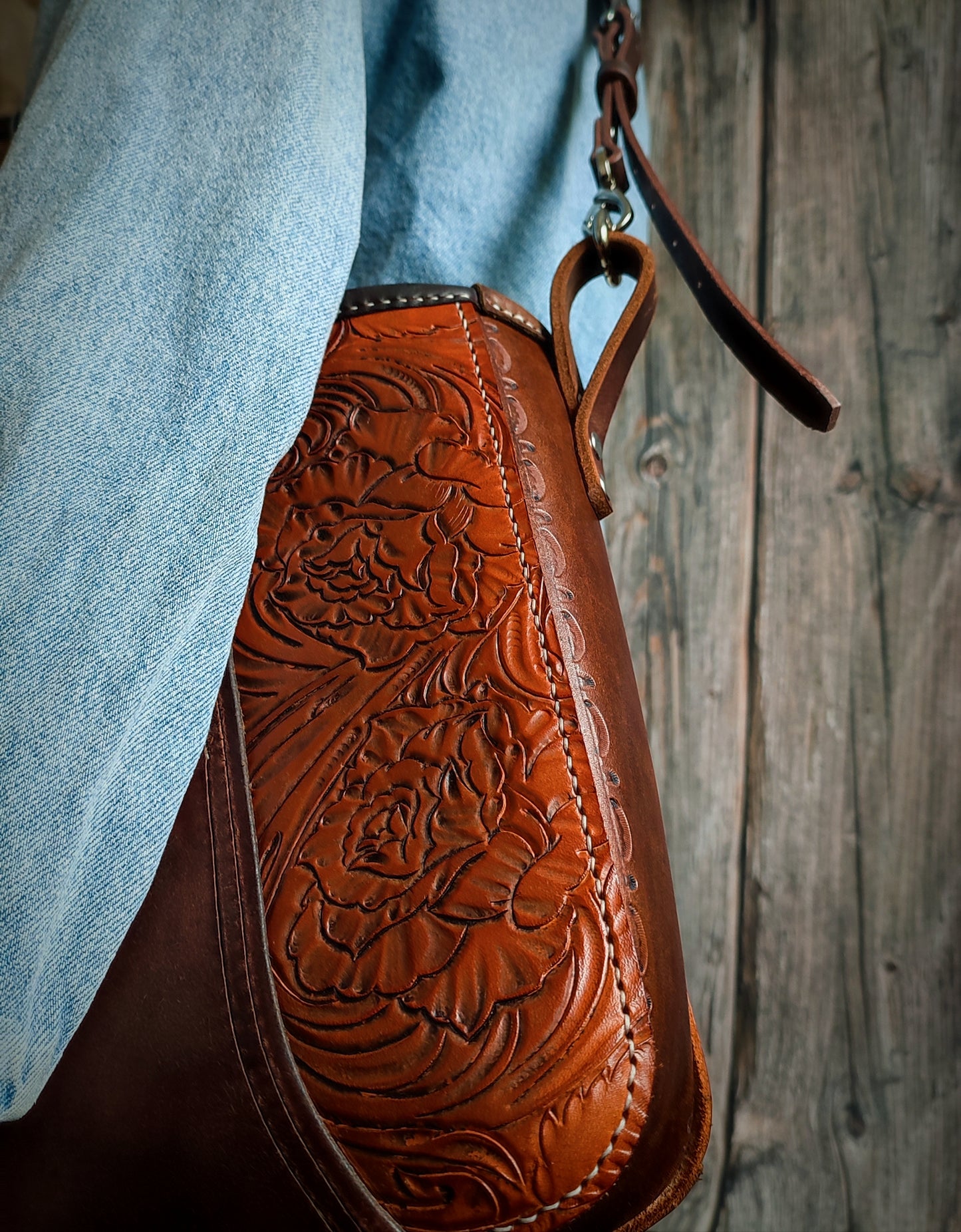Grand sac bandoulière style Western - Cuir de selle recyclée marron.