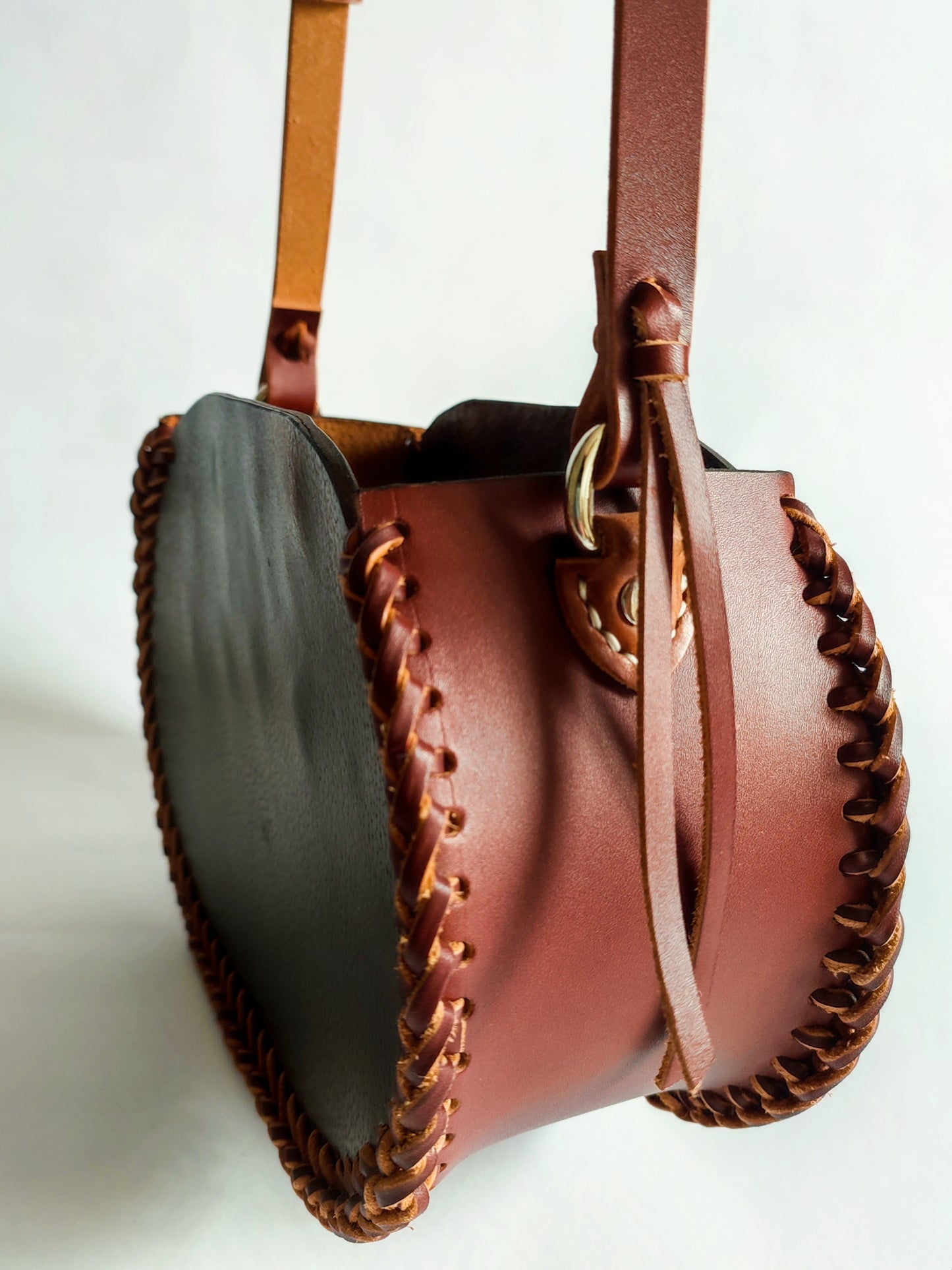Sac bandoulière tressé en cuir de selle recyclé | Style Western bohème chic - Maroquinerie Cavalière